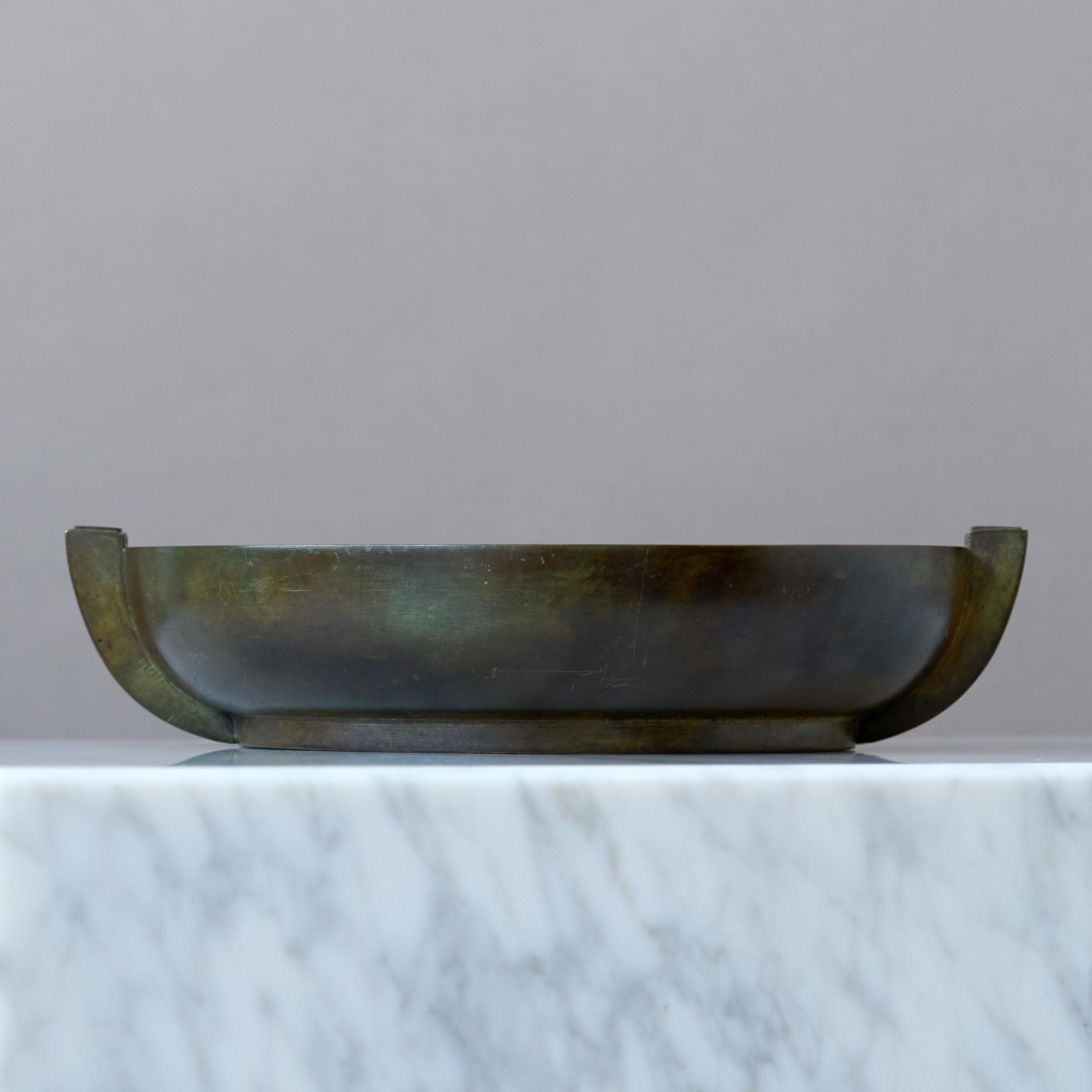 Un magnifique bol / plat en bronze Art Déco avec une patine étonnante. 
Fabriqué par GAB Guldsmedsaktiebolaget, Suède, années 1930.  

Très bon état, seulement quelques légères rayures.
Estampillé 