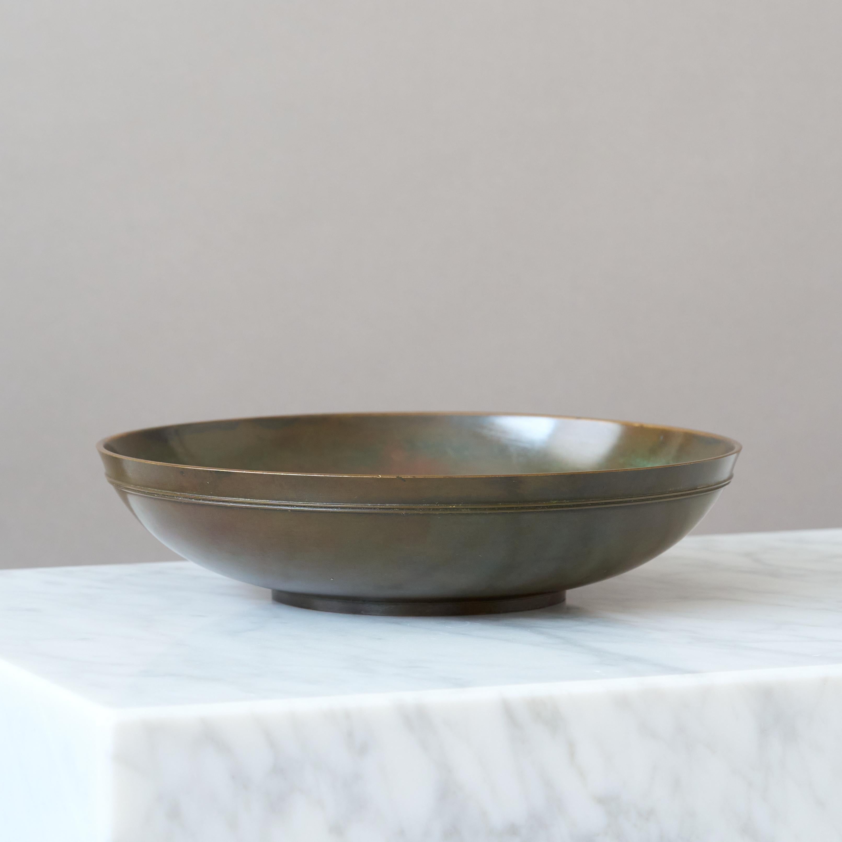 Bronze Art Deco Bowl by GAB Guldsmedsaktiebolaget, Sweden, 1930s. In Good Condition For Sale In Malmö, SE