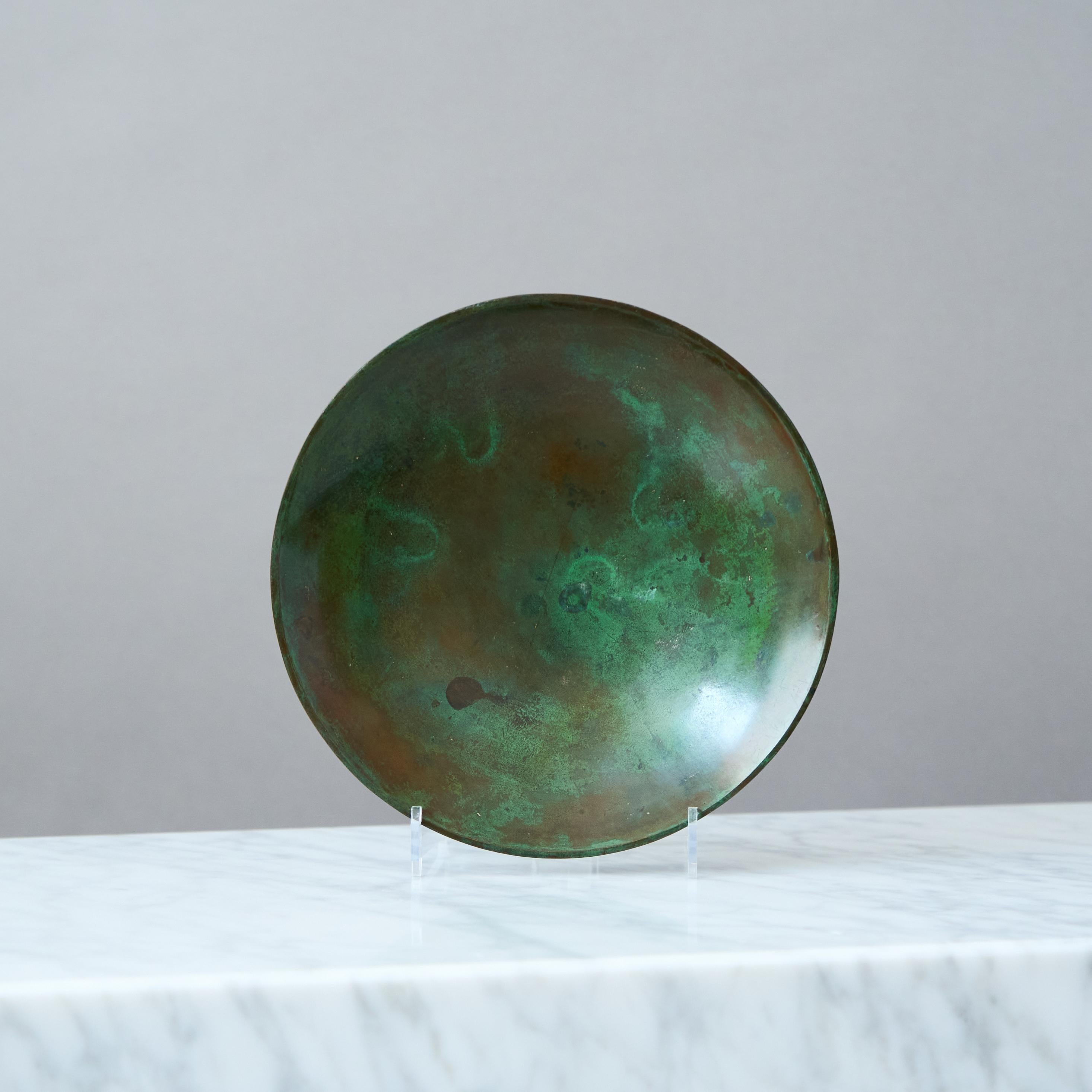 Un bol en bronze Art déco / Swedish Grace avec une patine étonnante. Conçu par Sune Bäckström à Malmoe, en Suède, dans les années 1920.  

Très bon état, avec seulement quelques légères rayures.
Estampillé 