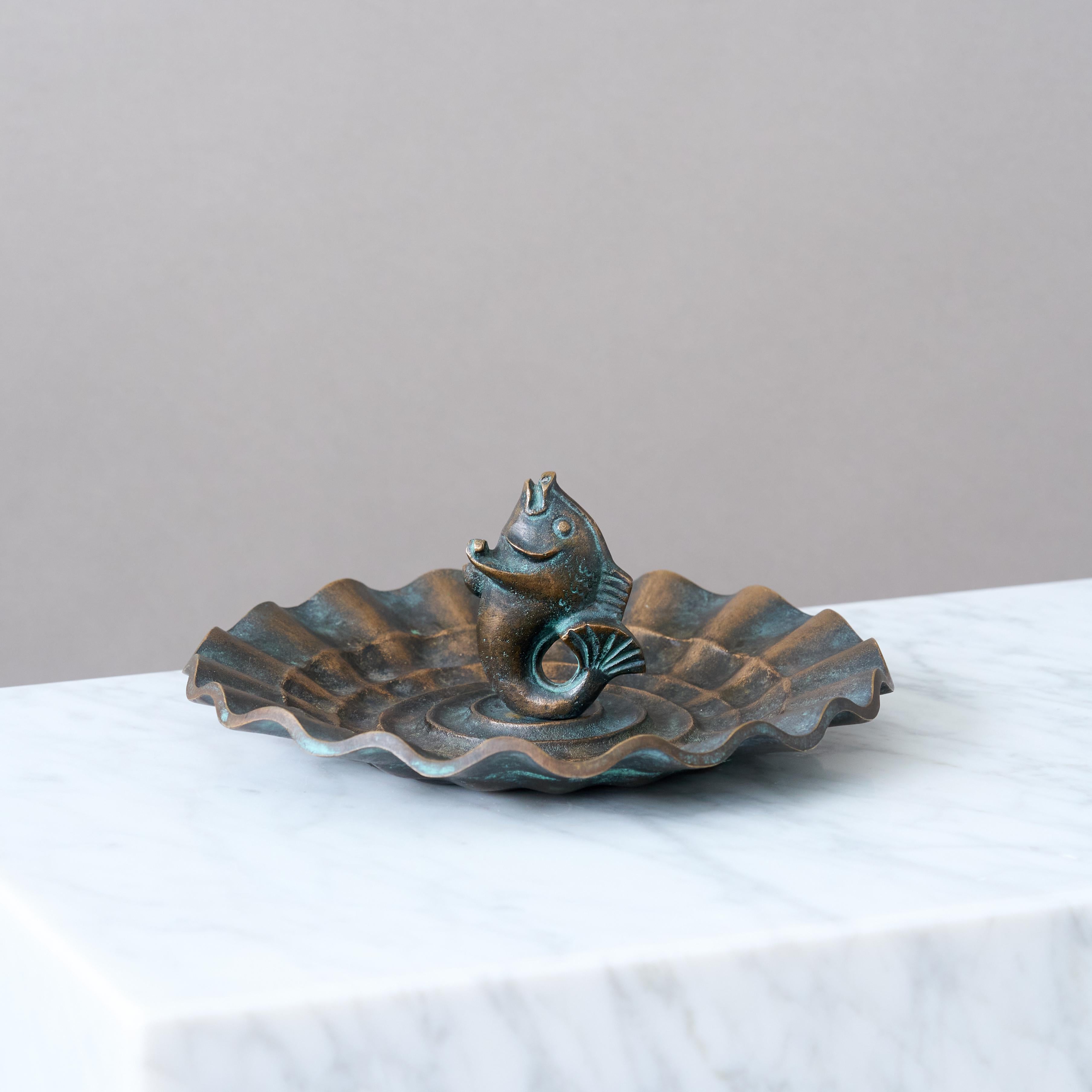 A beautiful art deco bronze bowl with amazing patina. 
Made by Böhlmarks, Sweden, 1930s.

Great condition. 
Marked 'ÄKTA BRONS' and an Alladins lamp on the back.
