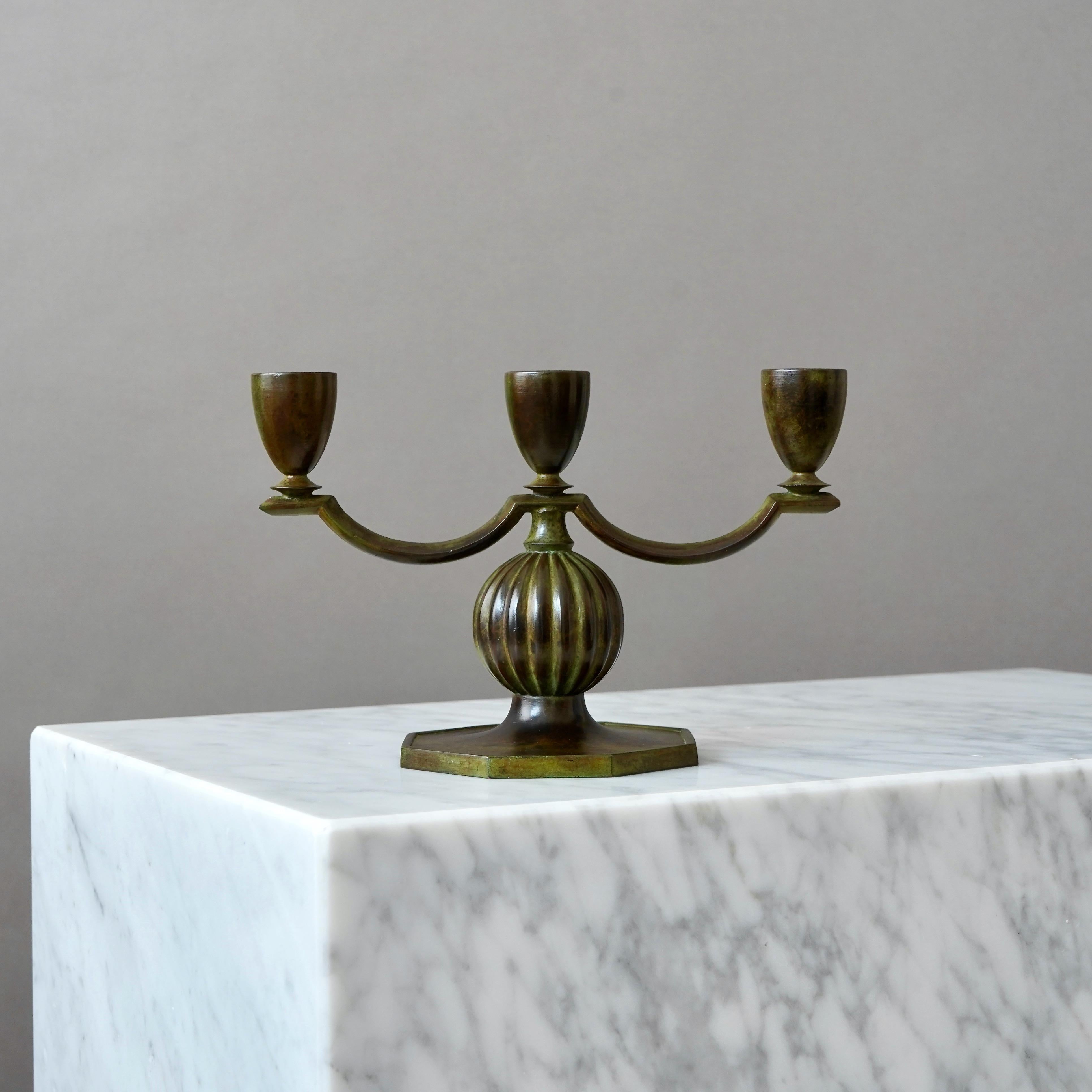Un candeliere in bronzo Art Deco / Swedish Grace con un'incredibile patina. 
Realizzata da GAB Guldsmedsaktiebolaget, Svezia, anni '30.  

Ottime condizioni, solo qualche leggero graffio.
Timbro 