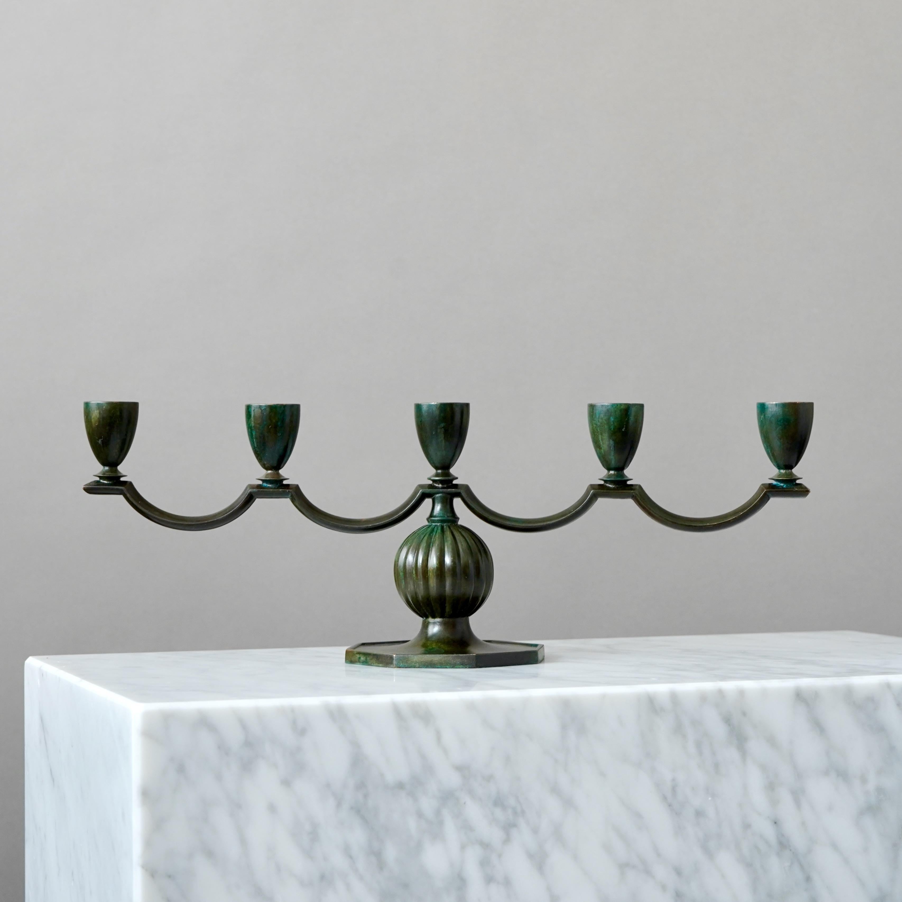 Un candeliere in bronzo Art Deco / Swedish Grace con un'incredibile patina. 
Realizzata da GAB Guldsmedsaktiebolaget, Svezia, anni '30.  

Ottime condizioni, solo qualche leggero graffio.
Timbro 