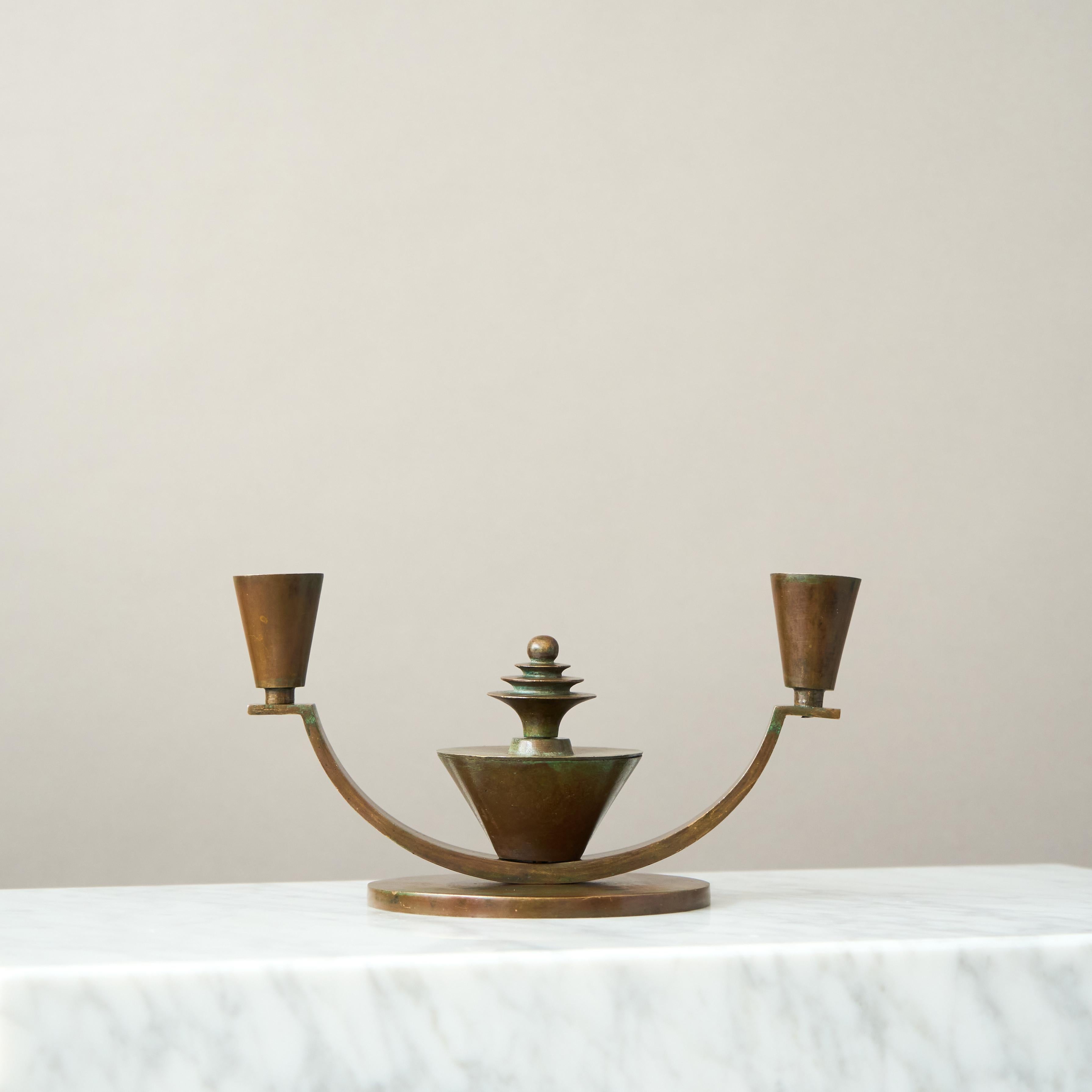 Un candelabro in bronzo Art Deco / Swedish Grace con un'incredibile patina. Disegnata da Sune Bäckström a Malmoe, Svezia, negli anni '20.  

In buone condizioni, con un po' di usura della patina e leggeri graffi.

Prodotto da Einar Bäckström
