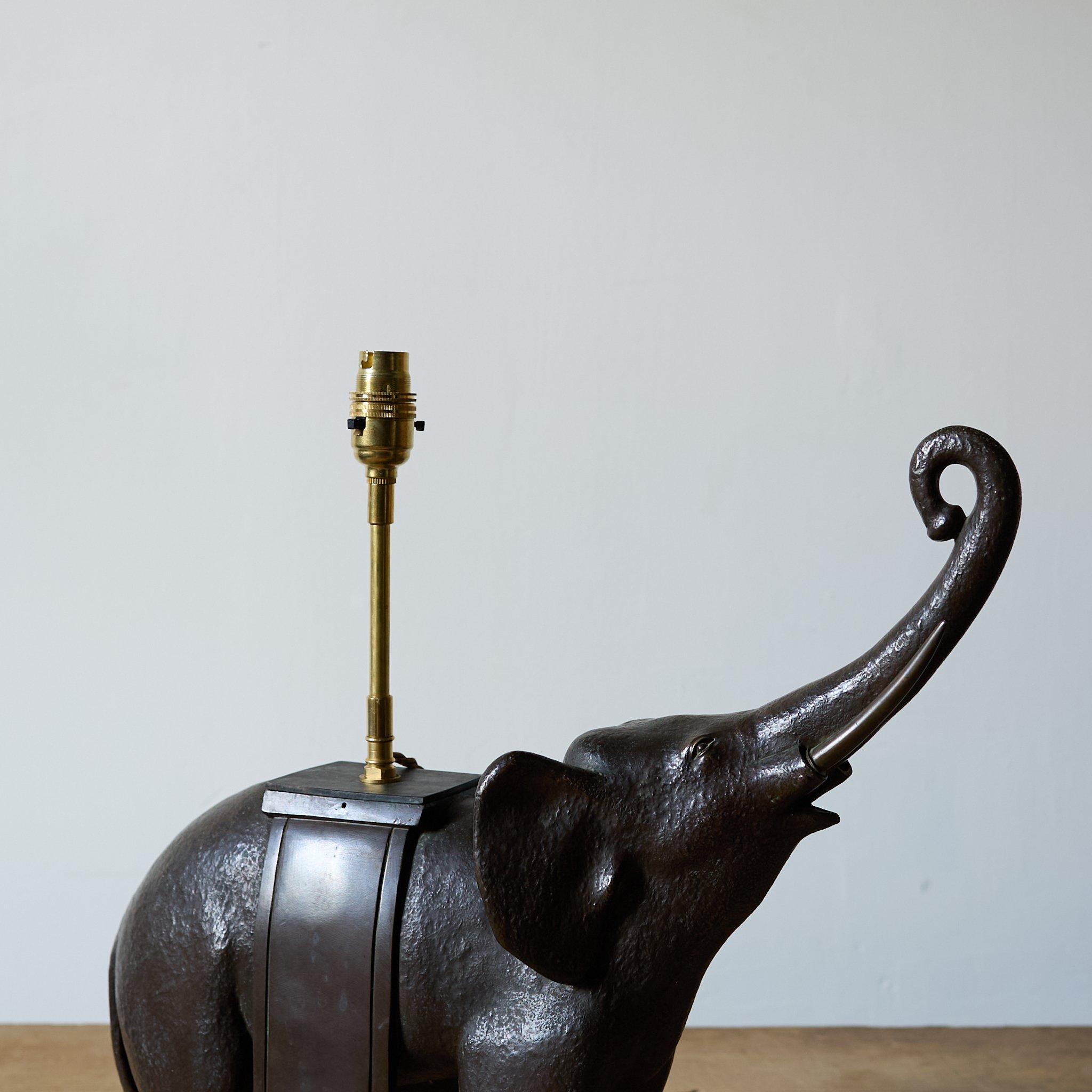Lampada a forma di elefante in bronzo Art Déco, Francia C.1925 in vendita 4