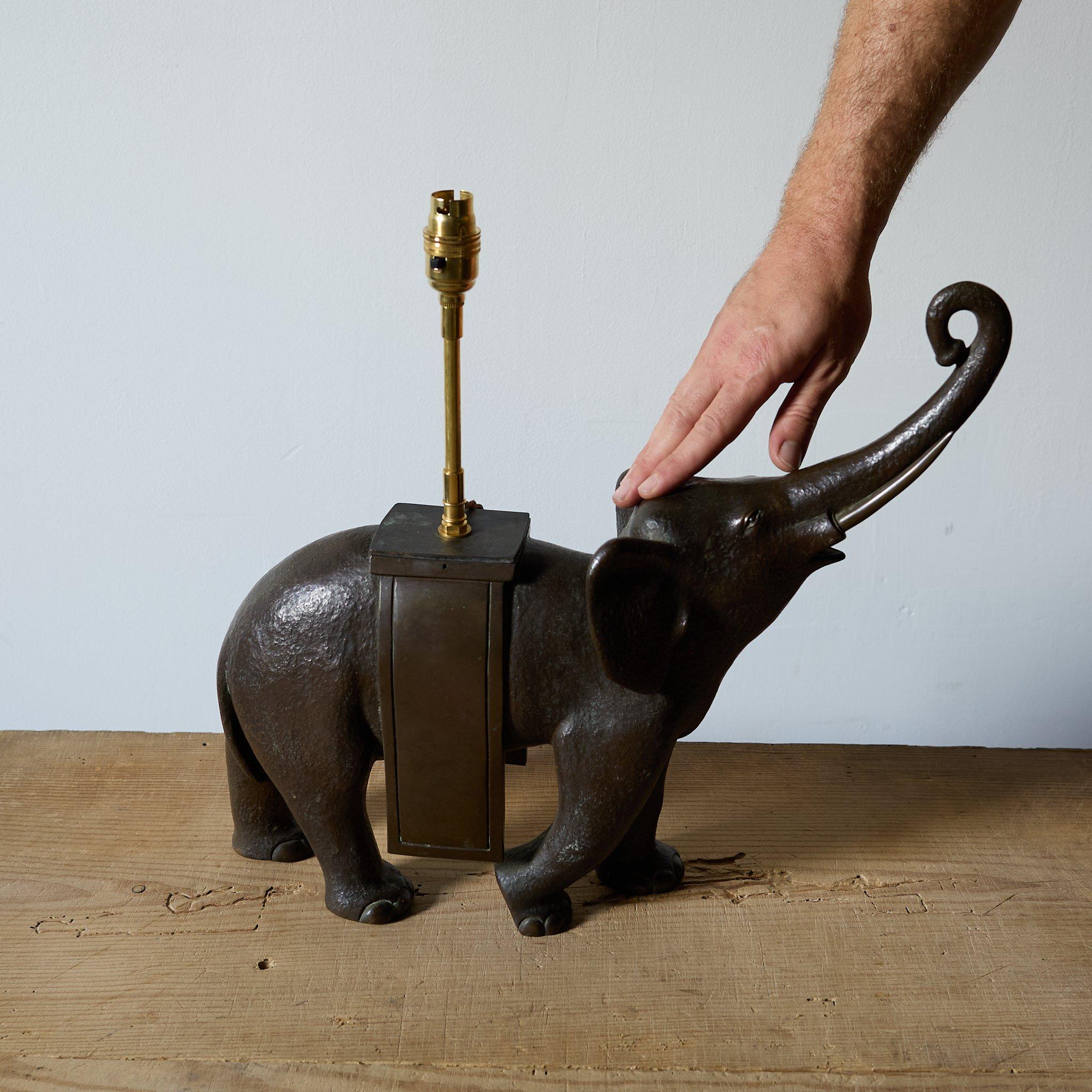 Lampada a forma di elefante in bronzo Art Déco, Francia C.1925 in vendita 5