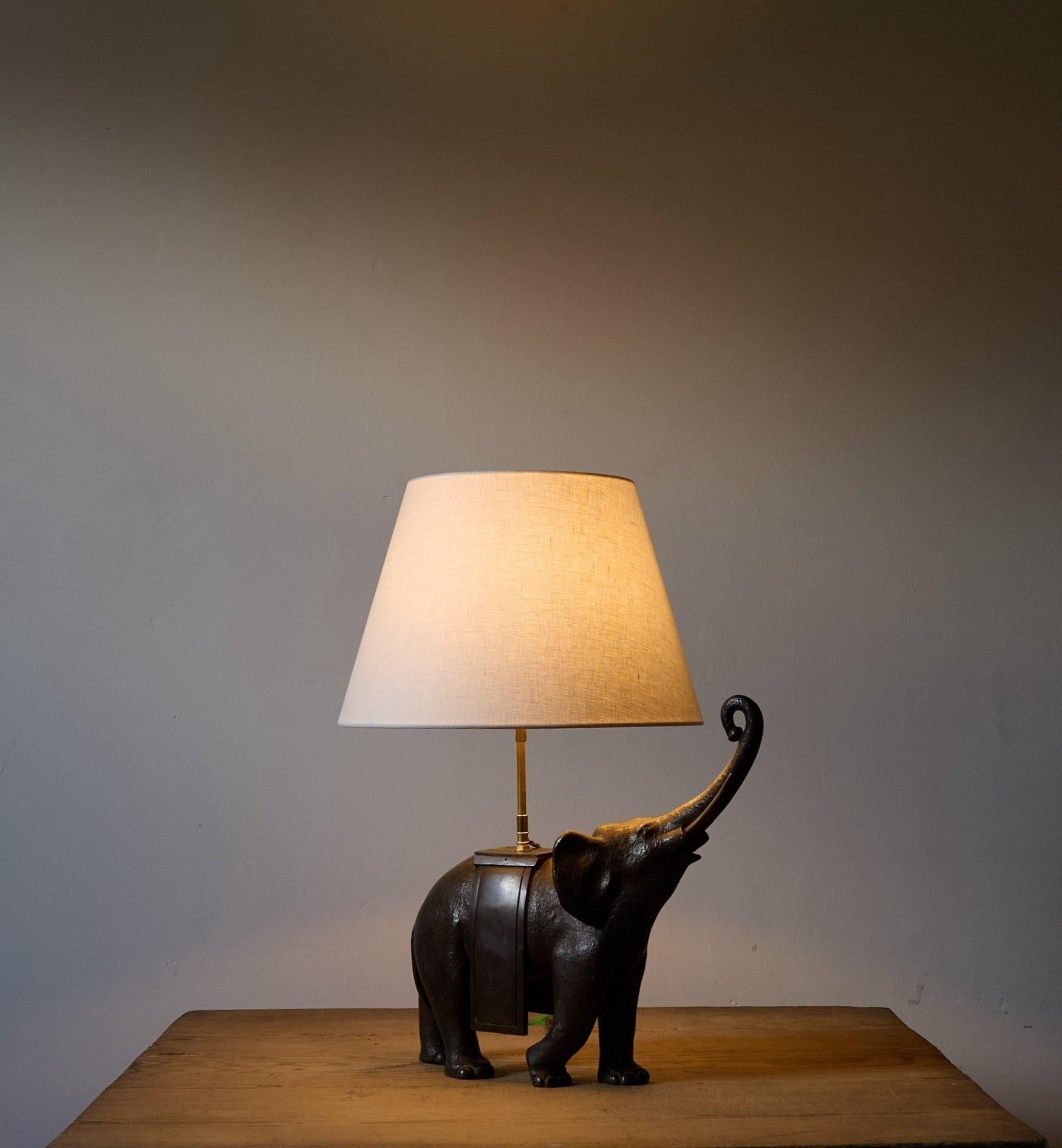 Affascinante lampada da tavolo Art Déco in bronzo fuso. Qualità eccellente e dettagli curati in ogni dettaglio. Non ancora attribuita, ma timbrata SVP internamente. Purtroppo manca una zanna. 

Francia C.1925

H. 68 cm x L. 45 cm (paralume)