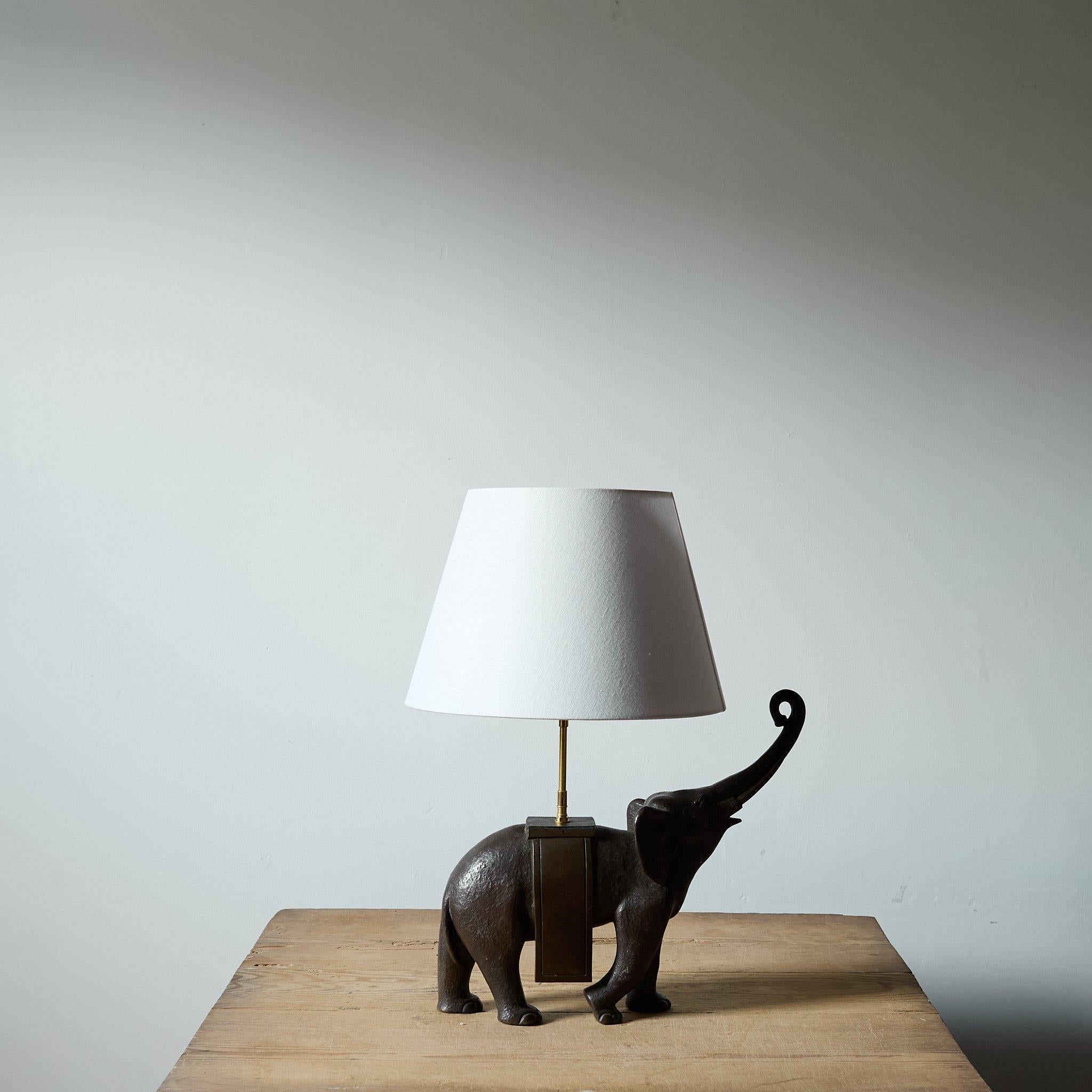 Francese Lampada a forma di elefante in bronzo Art Déco, Francia C.1925 in vendita