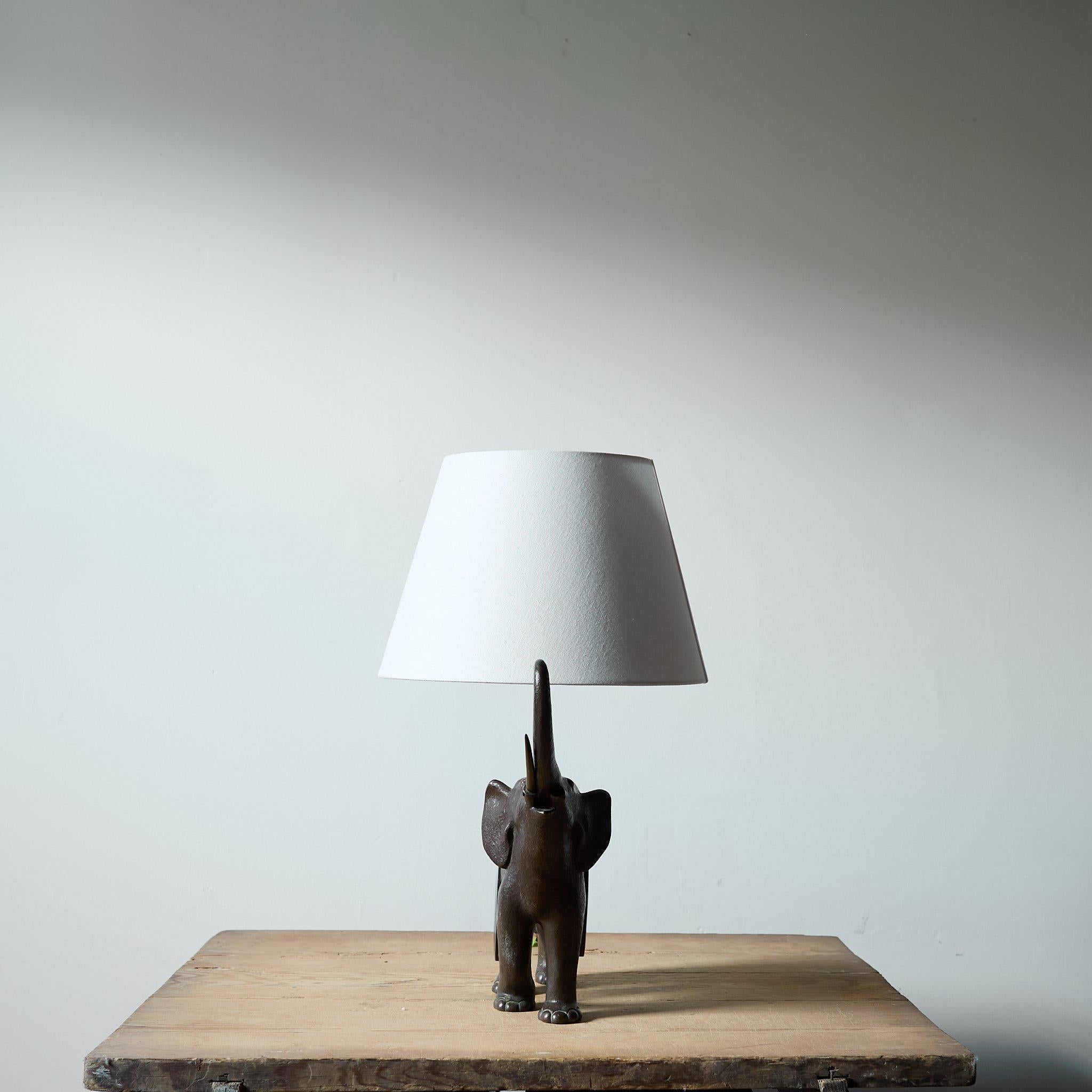 Inizio XX secolo Lampada a forma di elefante in bronzo Art Déco, Francia C.1925 in vendita