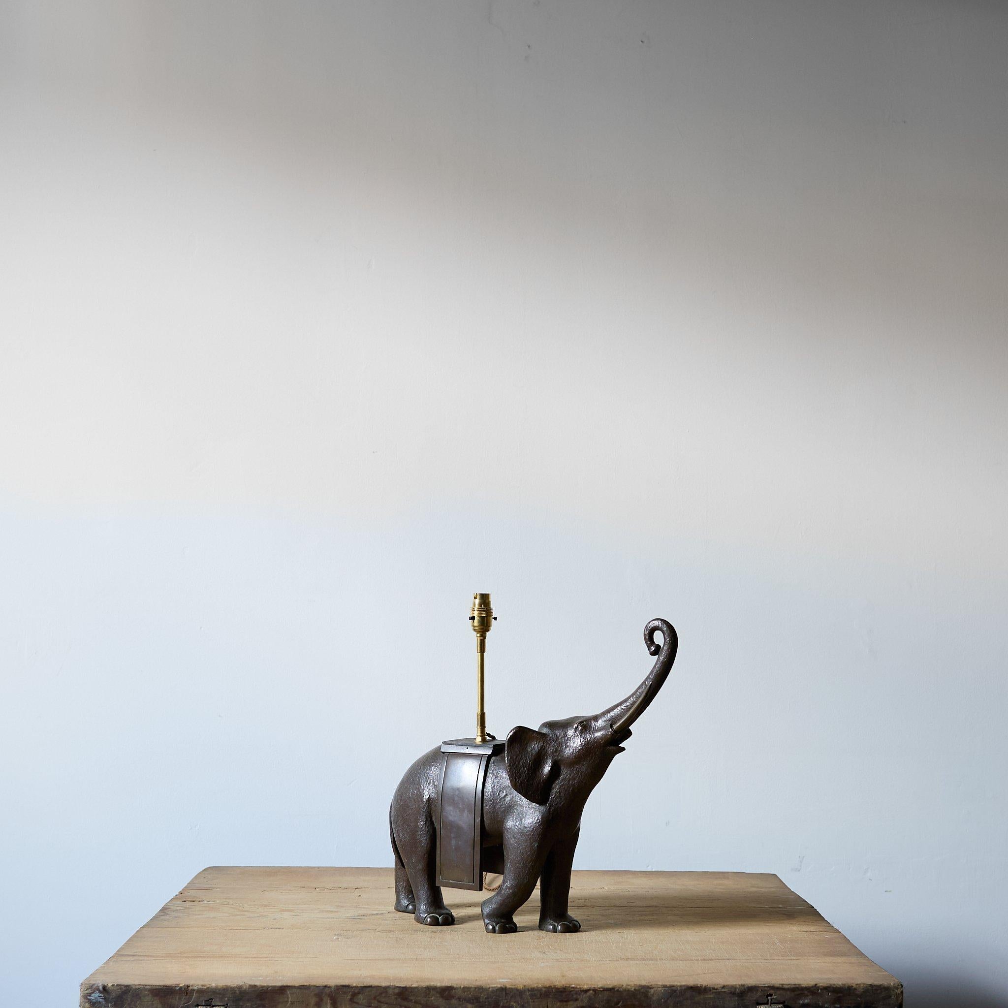 Bronzo Lampada a forma di elefante in bronzo Art Déco, Francia C.1925 in vendita