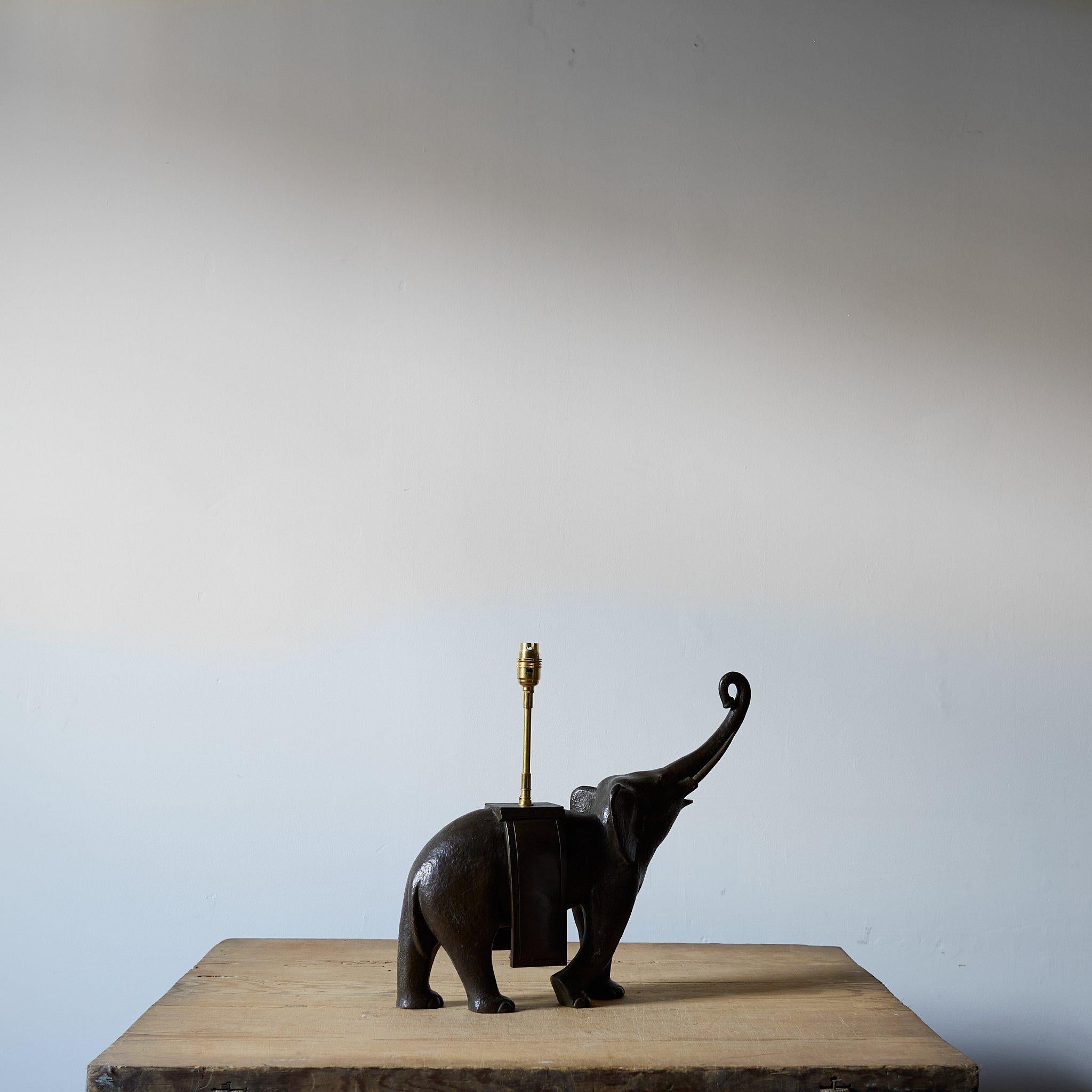 Lampada a forma di elefante in bronzo Art Déco, Francia C.1925 in vendita 1