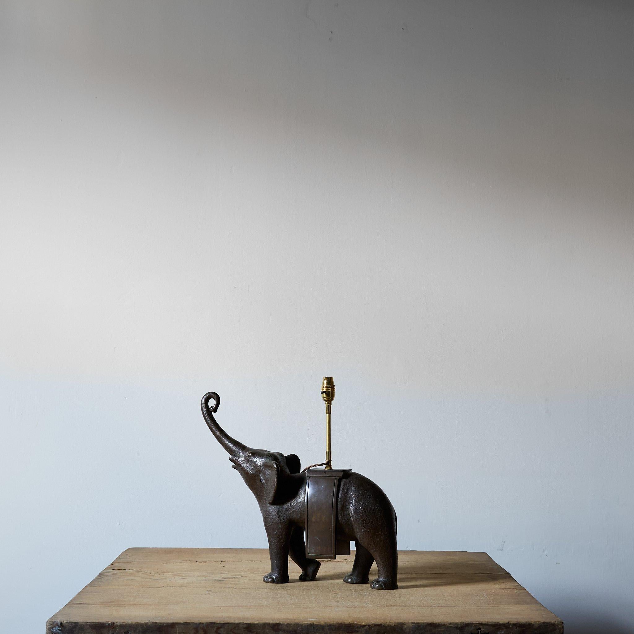 Lampada a forma di elefante in bronzo Art Déco, Francia C.1925 in vendita 2