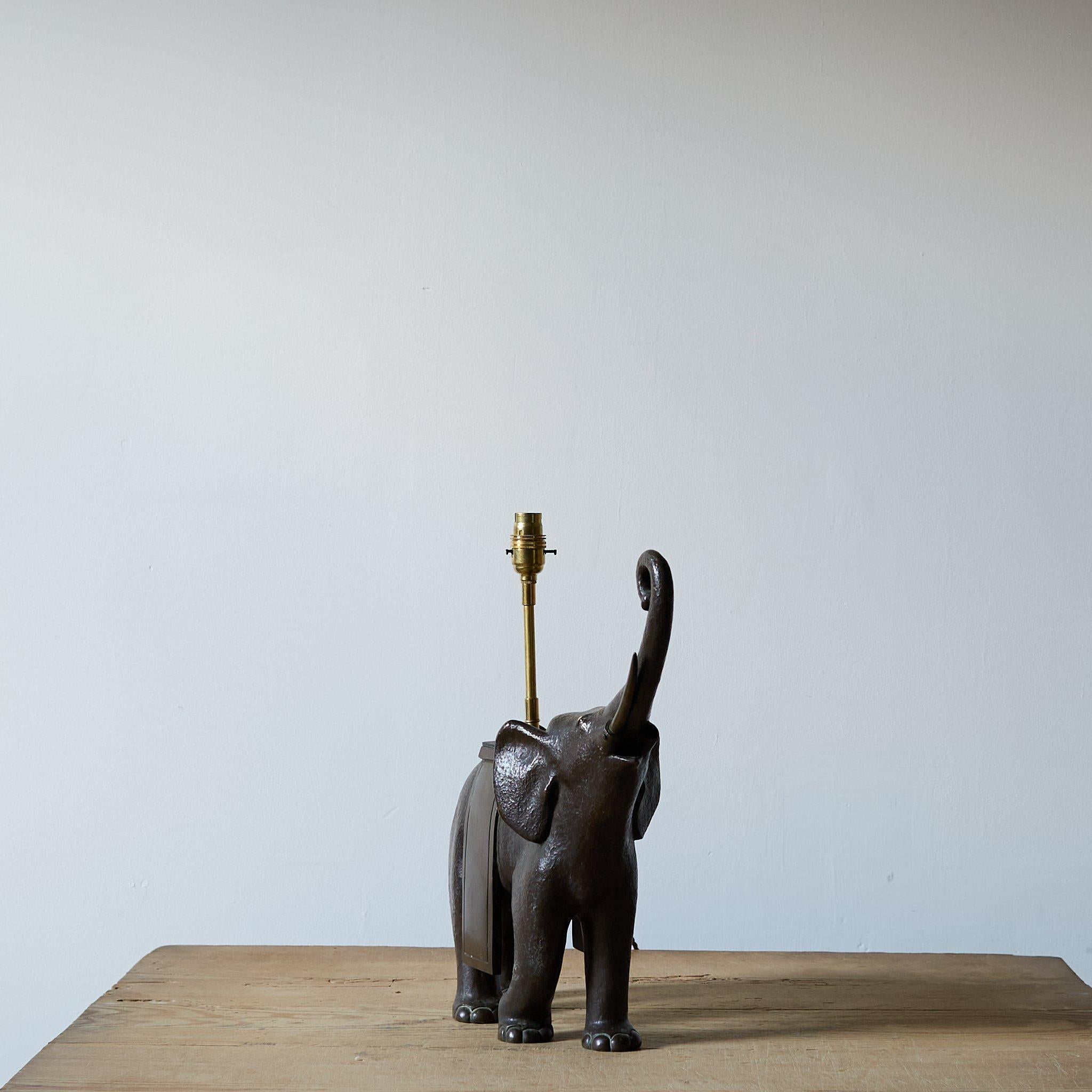 Lampada a forma di elefante in bronzo Art Déco, Francia C.1925 in vendita 3