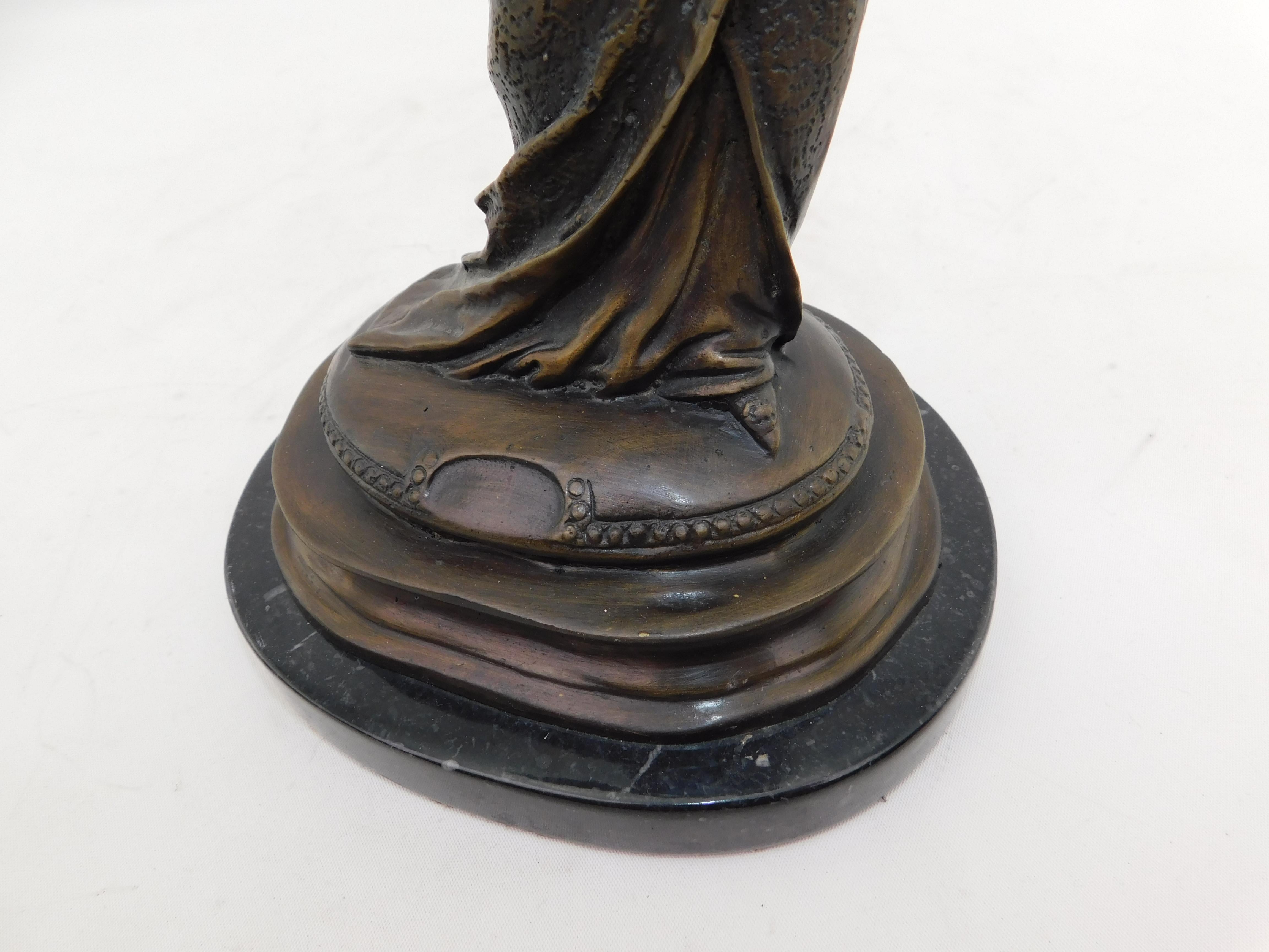 Bronze-Art-Déco-Figurenskulptur einer Frau mit Tauben in schwebendem Kleid auf Marmor im Angebot 7