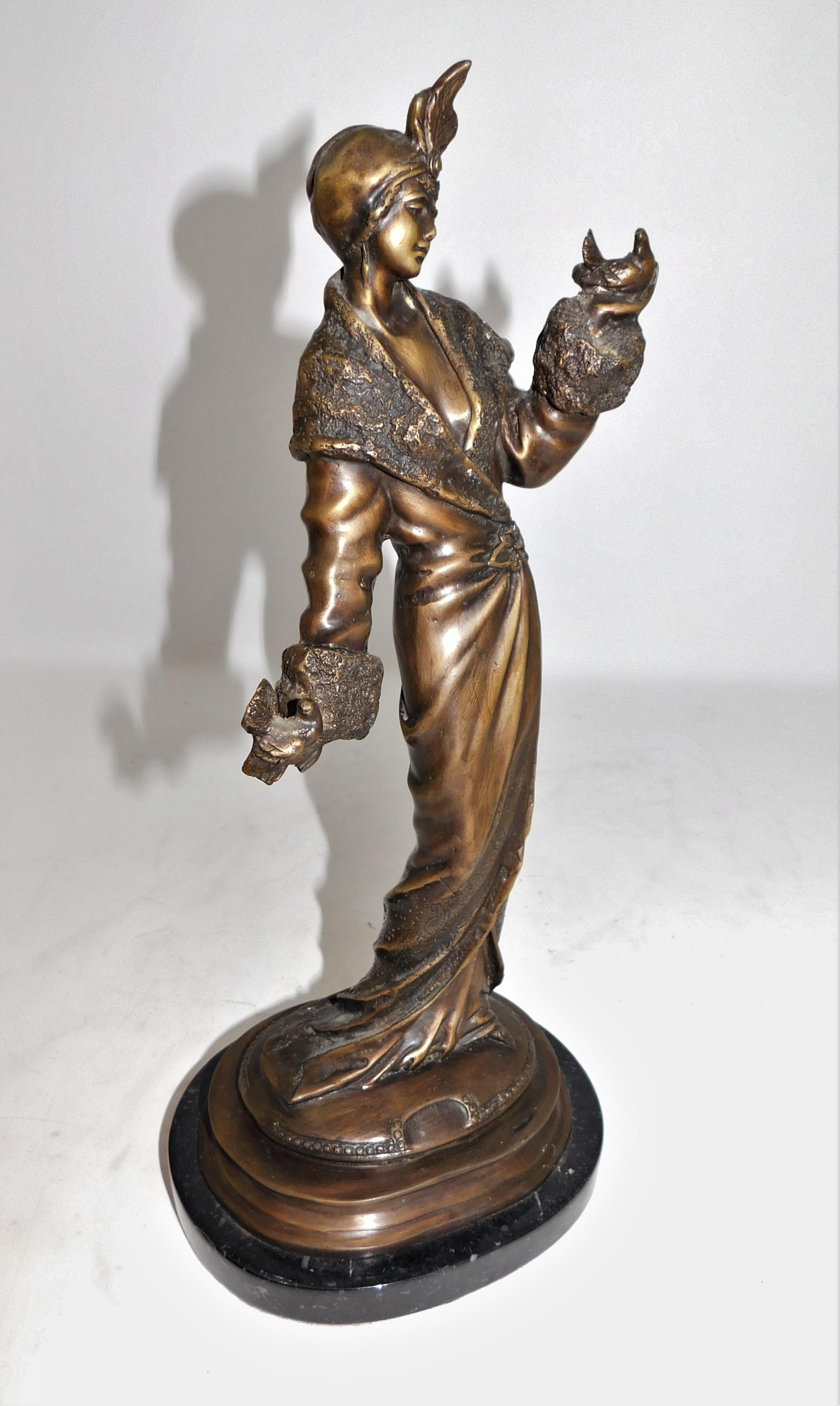 Magnifique figurine en bronze Art Nouveau/Art Déco représentant une femme dans une longue robe fluide des années 1920 avec des colombes sur une base en marbre.  Non signé mais bien conçu avec des détails complexes, il mesure 15 pouces de haut.
