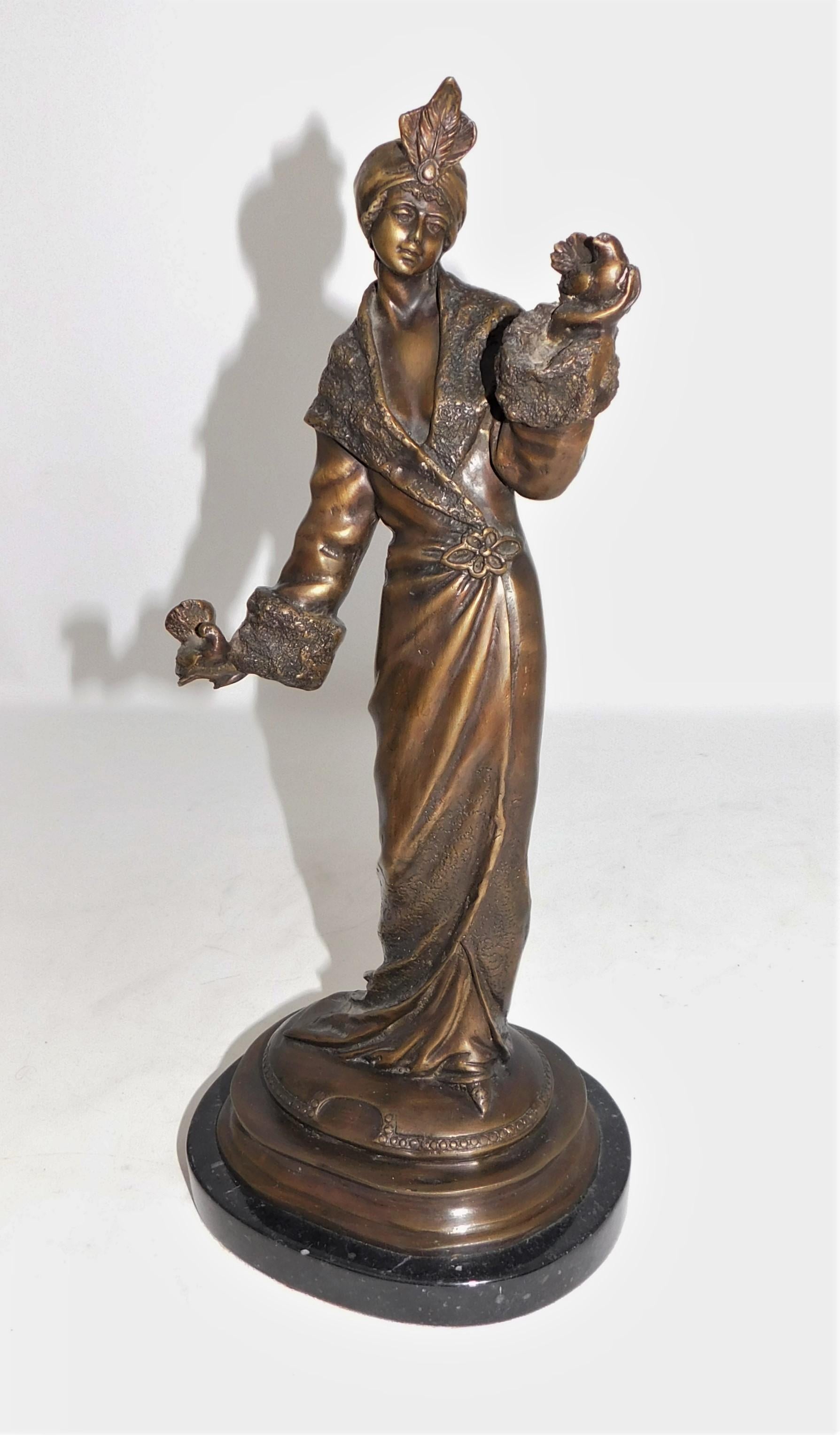 Bronze-Art-Déco-Figurenskulptur einer Frau mit Tauben in schwebendem Kleid auf Marmor (amerikanisch) im Angebot