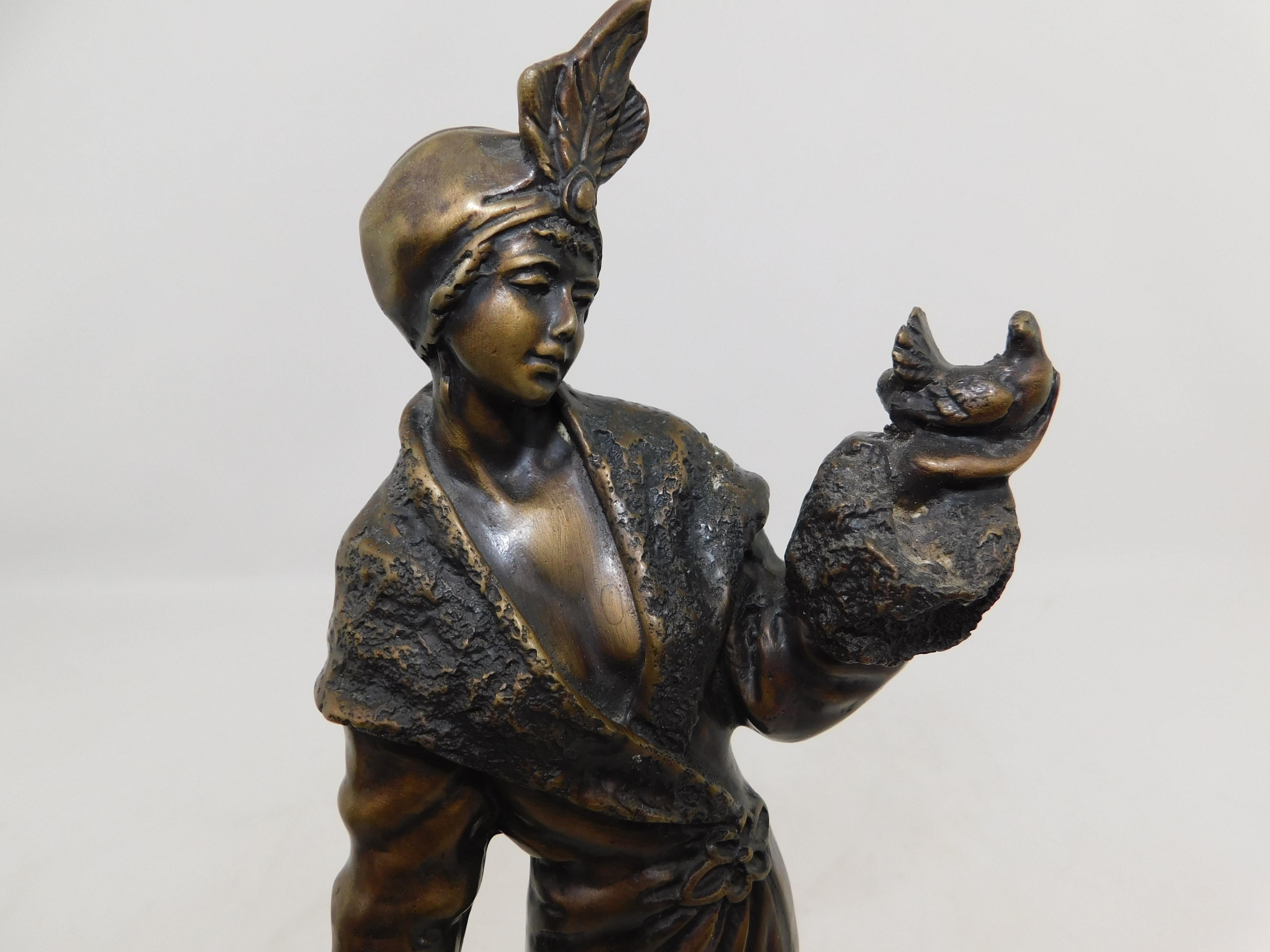 Bronze-Art-Déco-Figurenskulptur einer Frau mit Tauben in schwebendem Kleid auf Marmor (Frühes 20. Jahrhundert) im Angebot