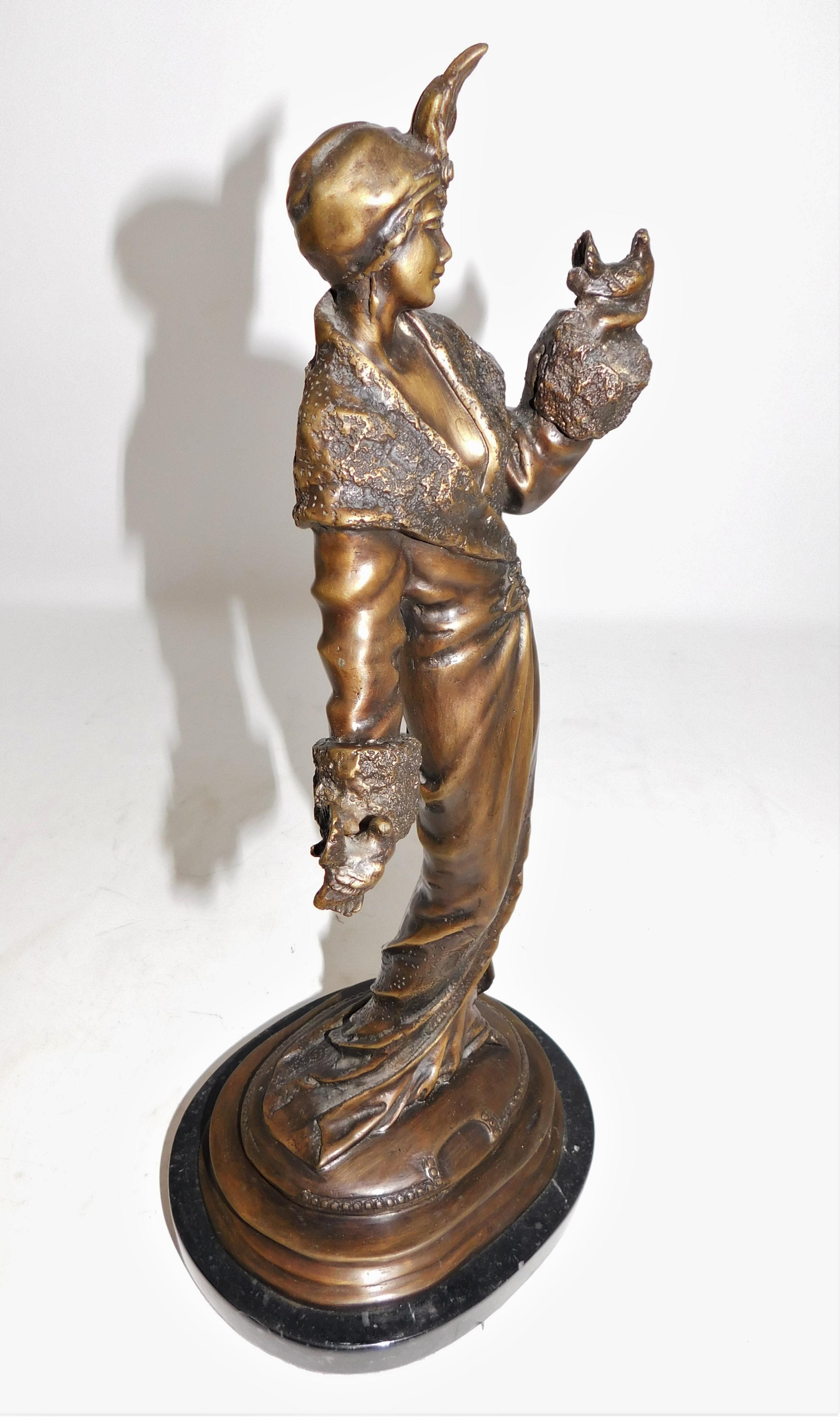 Bronze-Art-Déco-Figurenskulptur einer Frau mit Tauben in schwebendem Kleid auf Marmor im Angebot 2