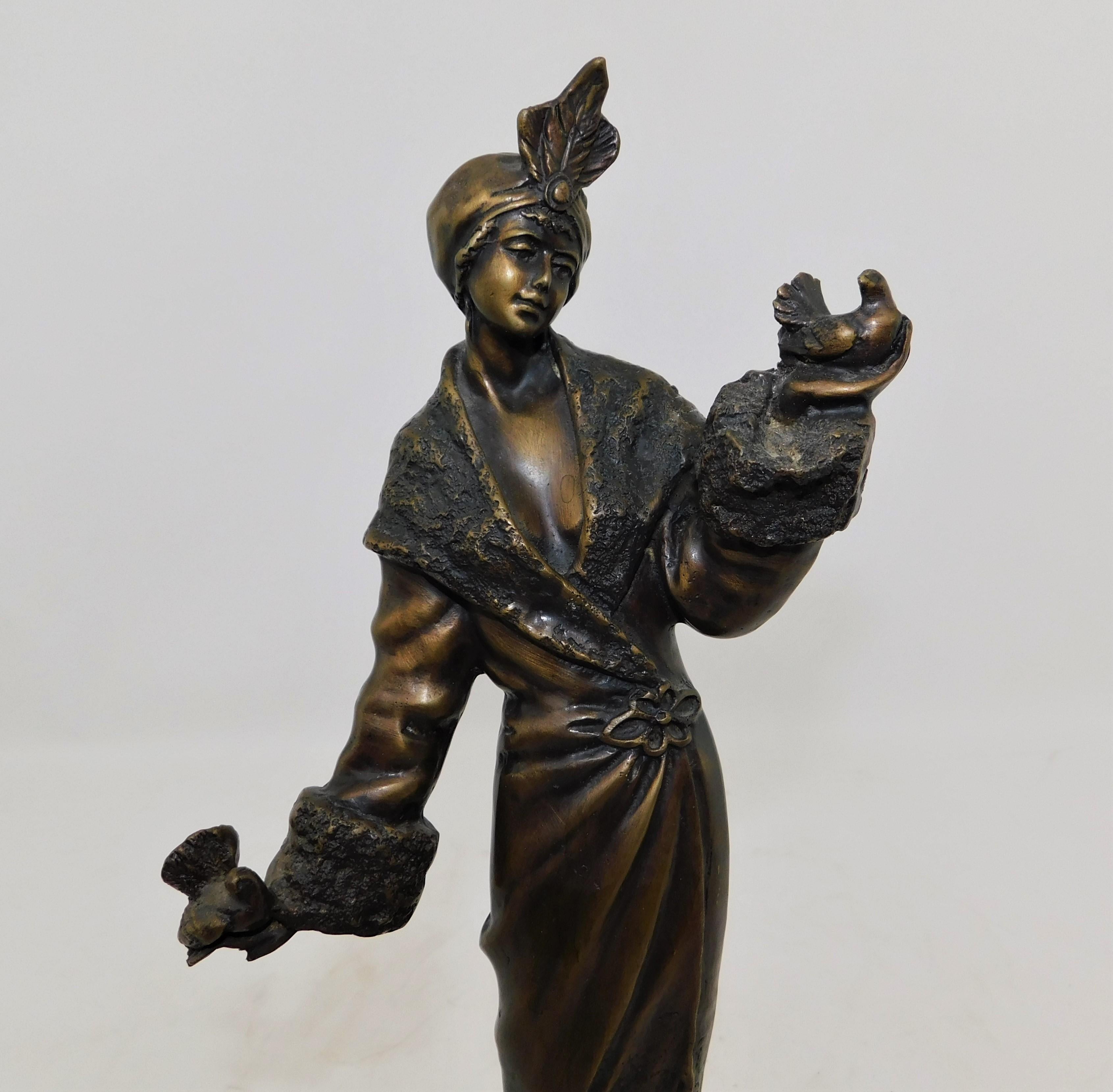 Sculpture de figurine Art Déco en bronze - Femme avec colombes en robe flottante sur marbre en vente 3