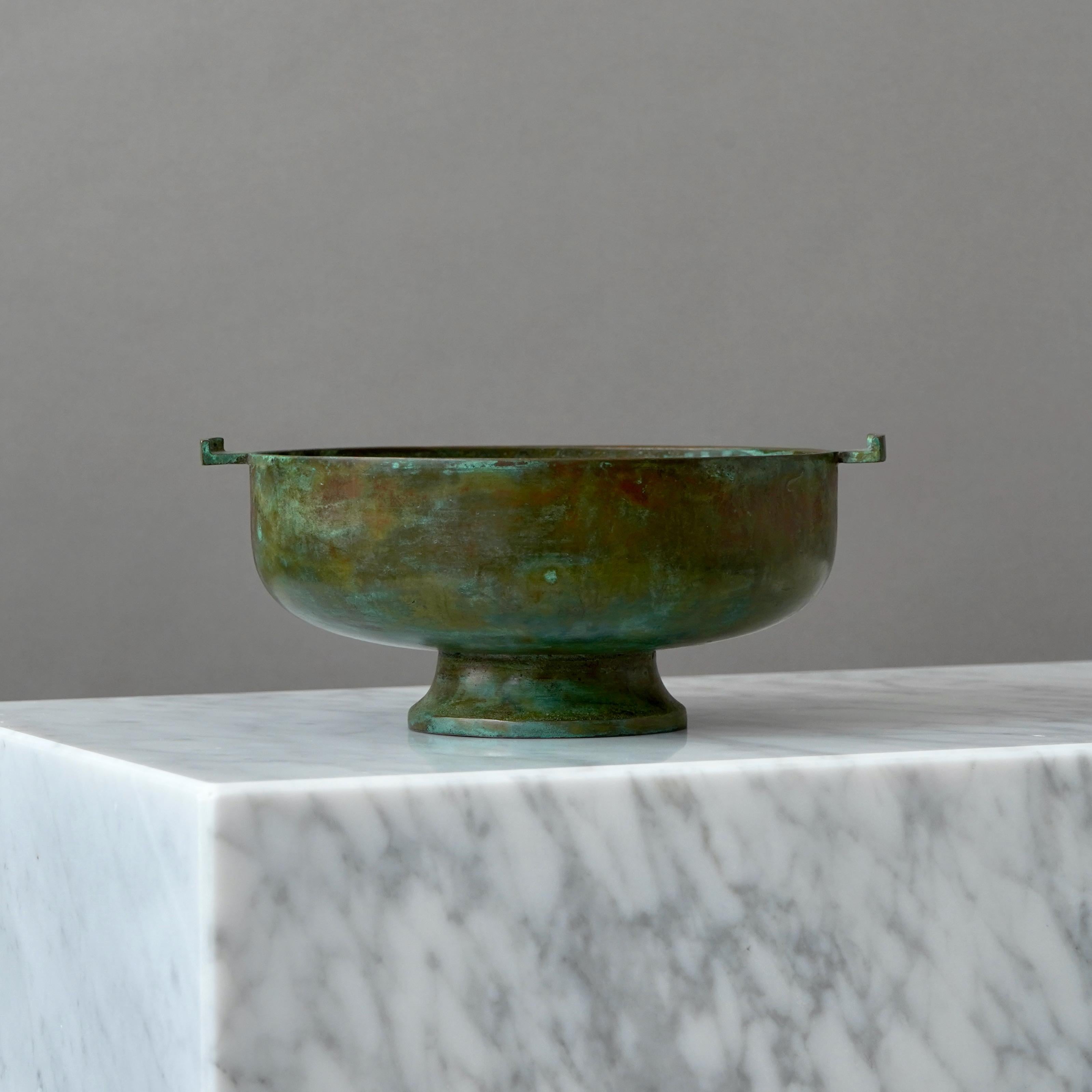 Una bellissima ciotola in bronzo con una patina incredibile. Art deco / Swedish Grace. Disegnata da Sune Bäckström a Malmoe, Svezia, negli anni '20.  

Ottime condizioni, solo qualche leggero graffio.
Timbro 