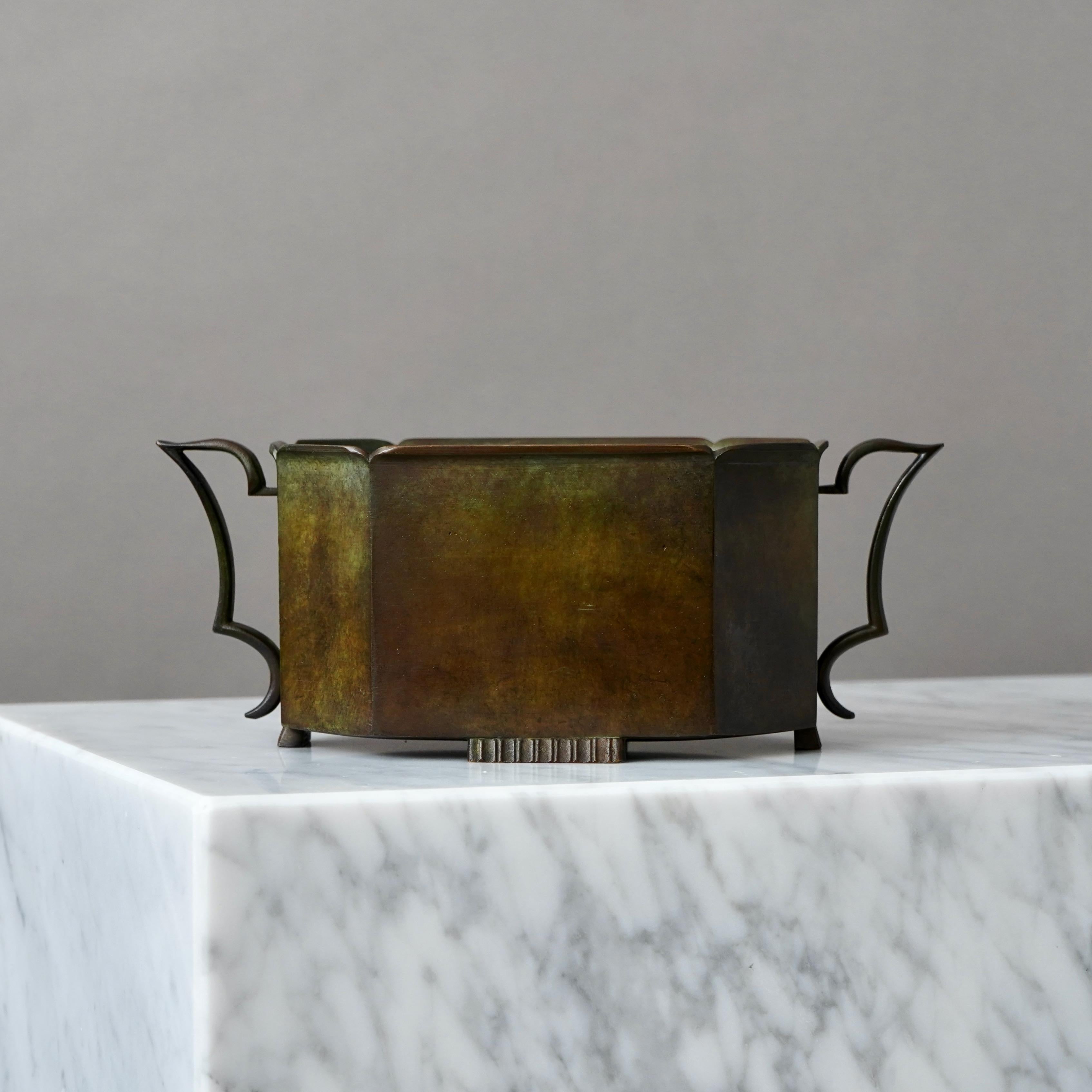 Un bellissimo jardiniere in bronzo con un'incredibile patina. 
Realizzata da GAB Guldsmedsaktiebolaget, Svezia, anni '30.  

Ottime condizioni, con solo qualche leggero graffio. 
Timbro 