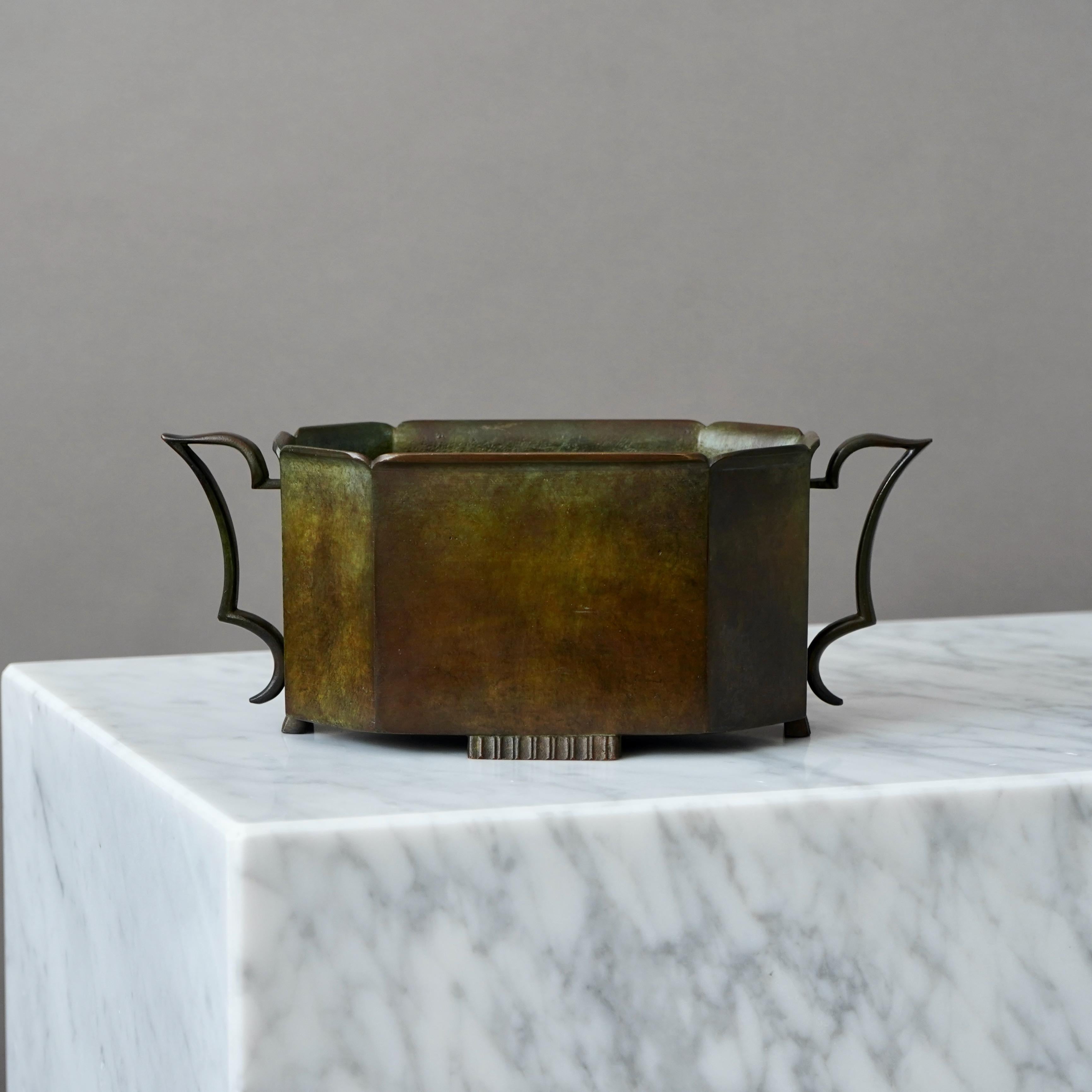 Scandinavo moderno Jardiniere Art Deco in bronzo di GAB Guldsmedsaktiebolaget, Svezia, anni '30 in vendita