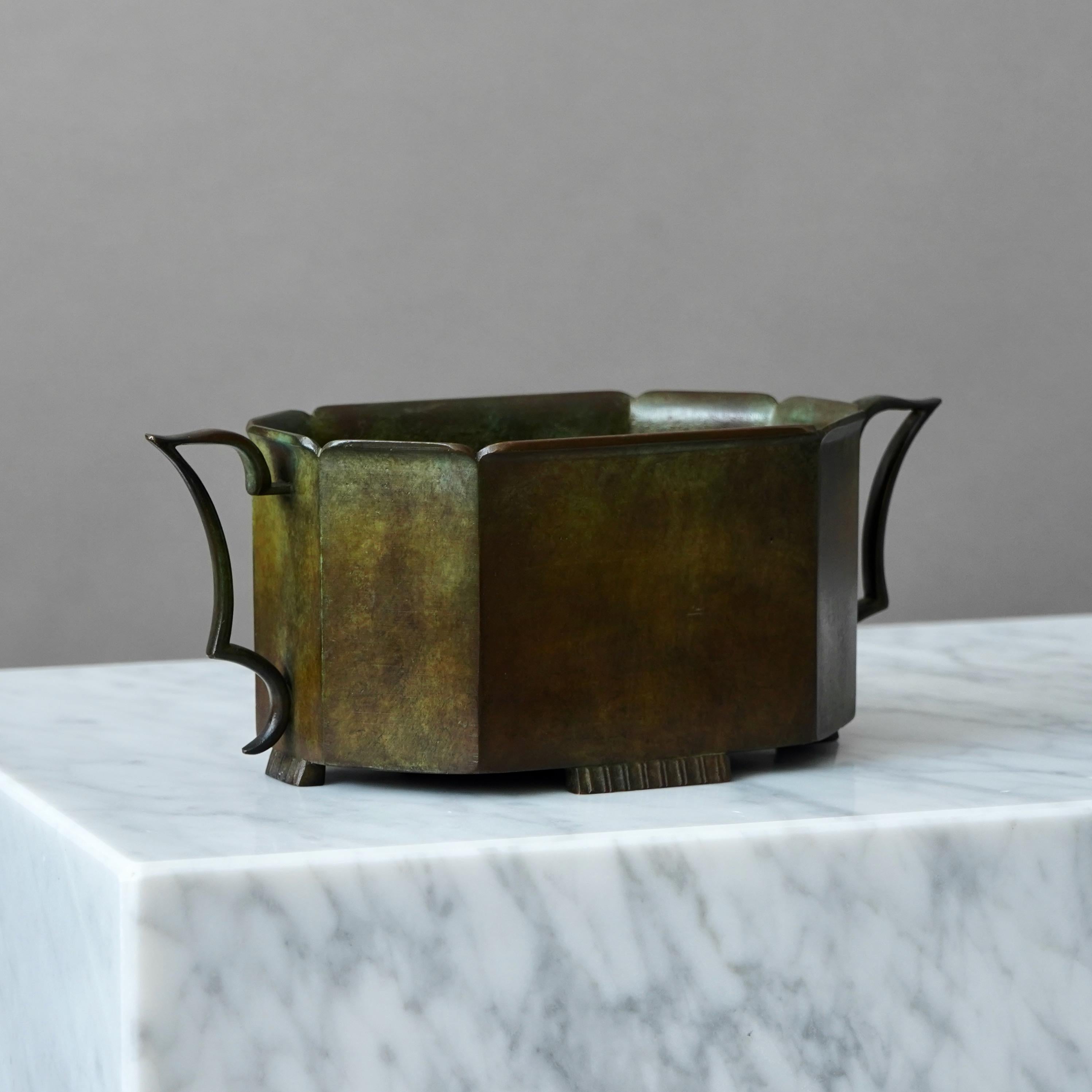 Svedese Jardiniere Art Deco in bronzo di GAB Guldsmedsaktiebolaget, Svezia, anni '30 in vendita