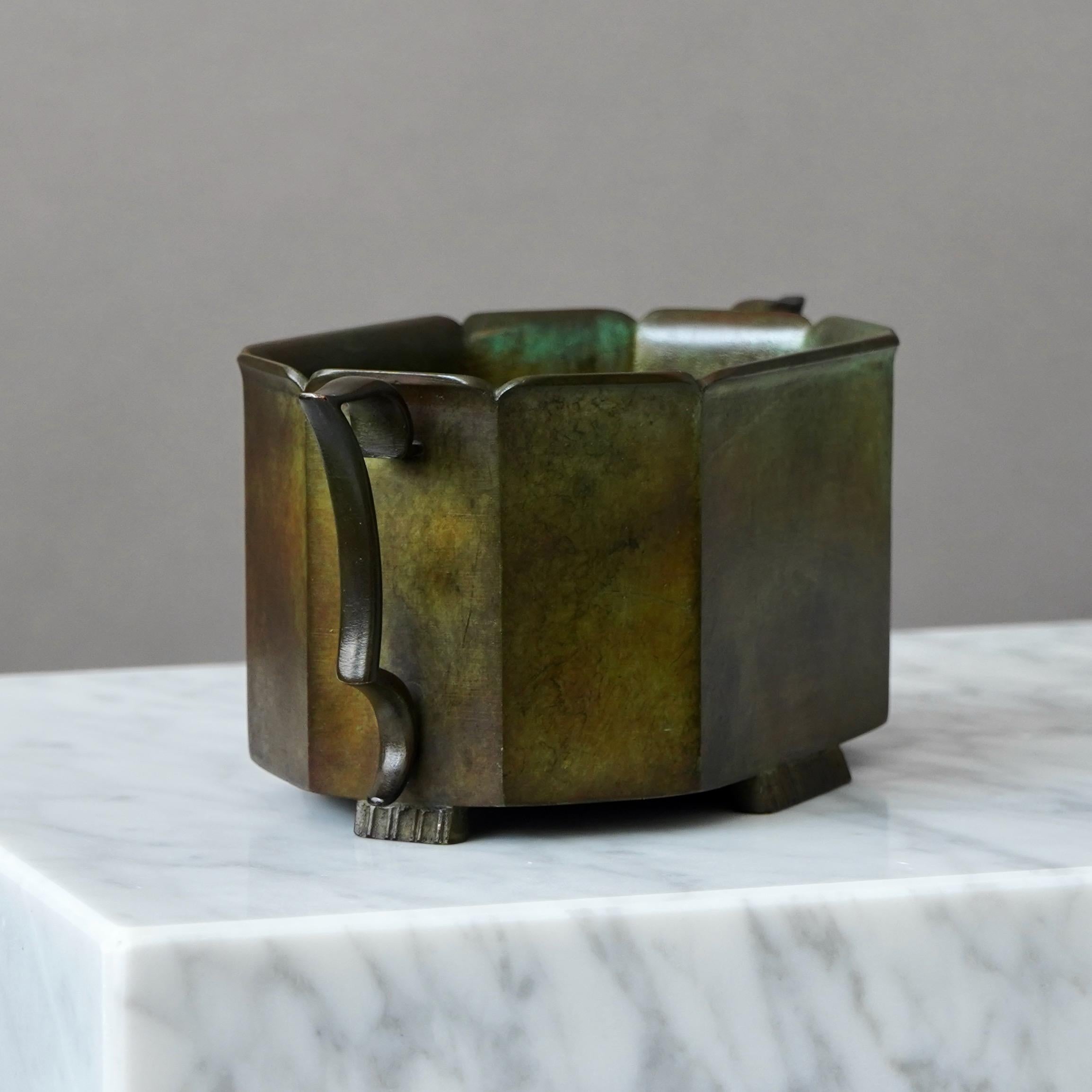 Jardiniere Art Deco in bronzo di GAB Guldsmedsaktiebolaget, Svezia, anni '30 In condizioni buone in vendita a Malmö, SE