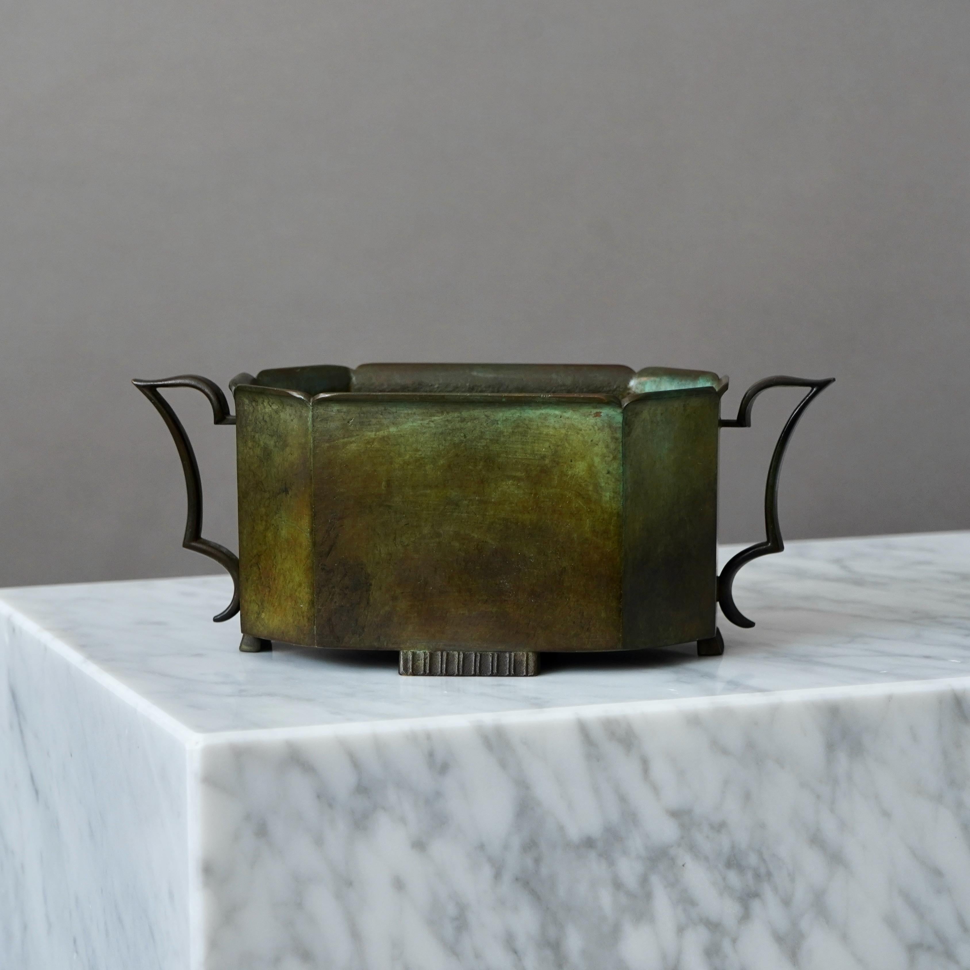 Metà XX secolo Jardiniere Art Deco in bronzo di GAB Guldsmedsaktiebolaget, Svezia, anni '30 in vendita