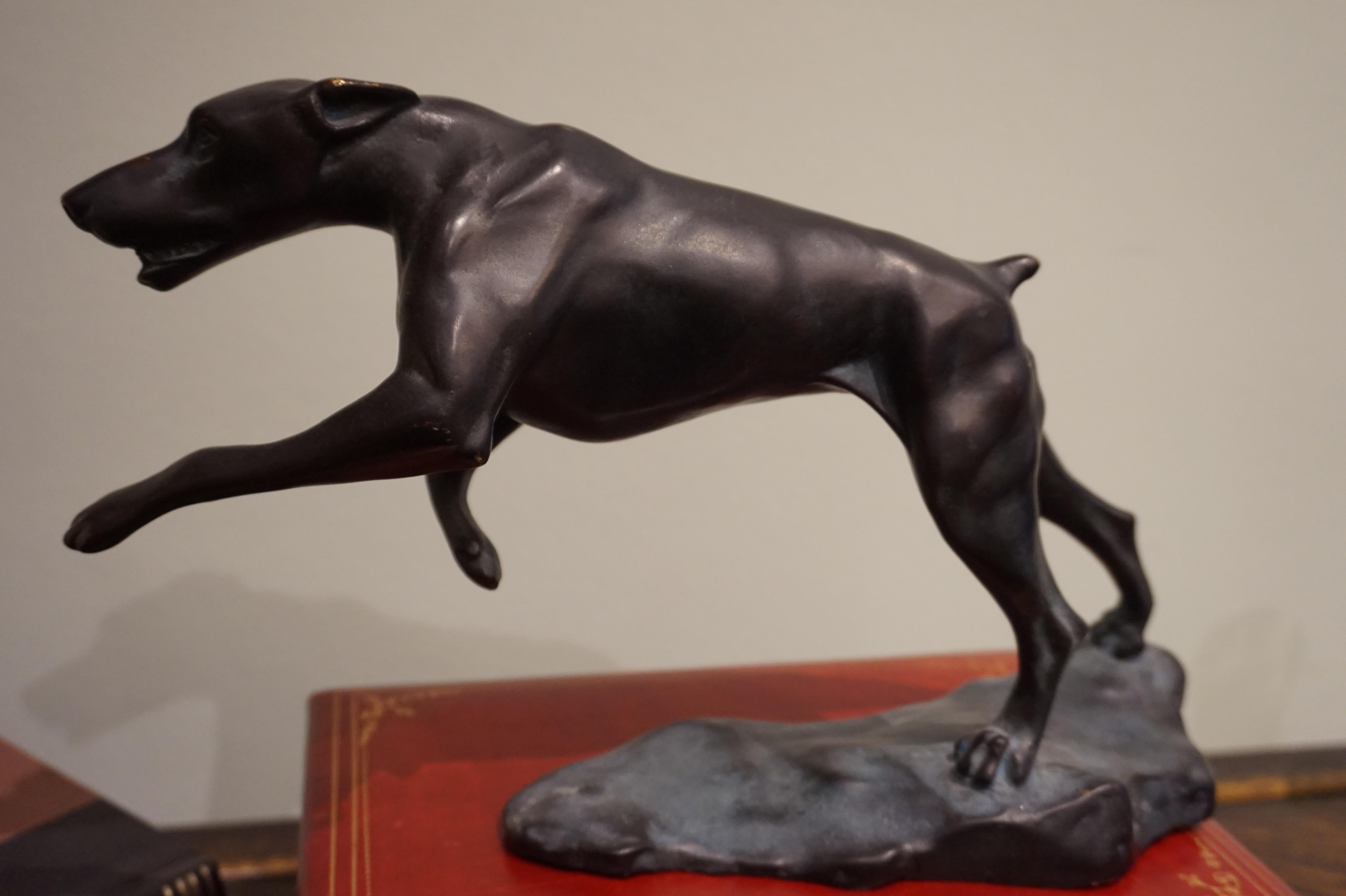 Bronze Art Deco leaping hound on stand.
Elegant form that expresses tone and sinew patinated by time,
circa 1930s beautifully depicted in stride. Good size and has tremendous gravitas.