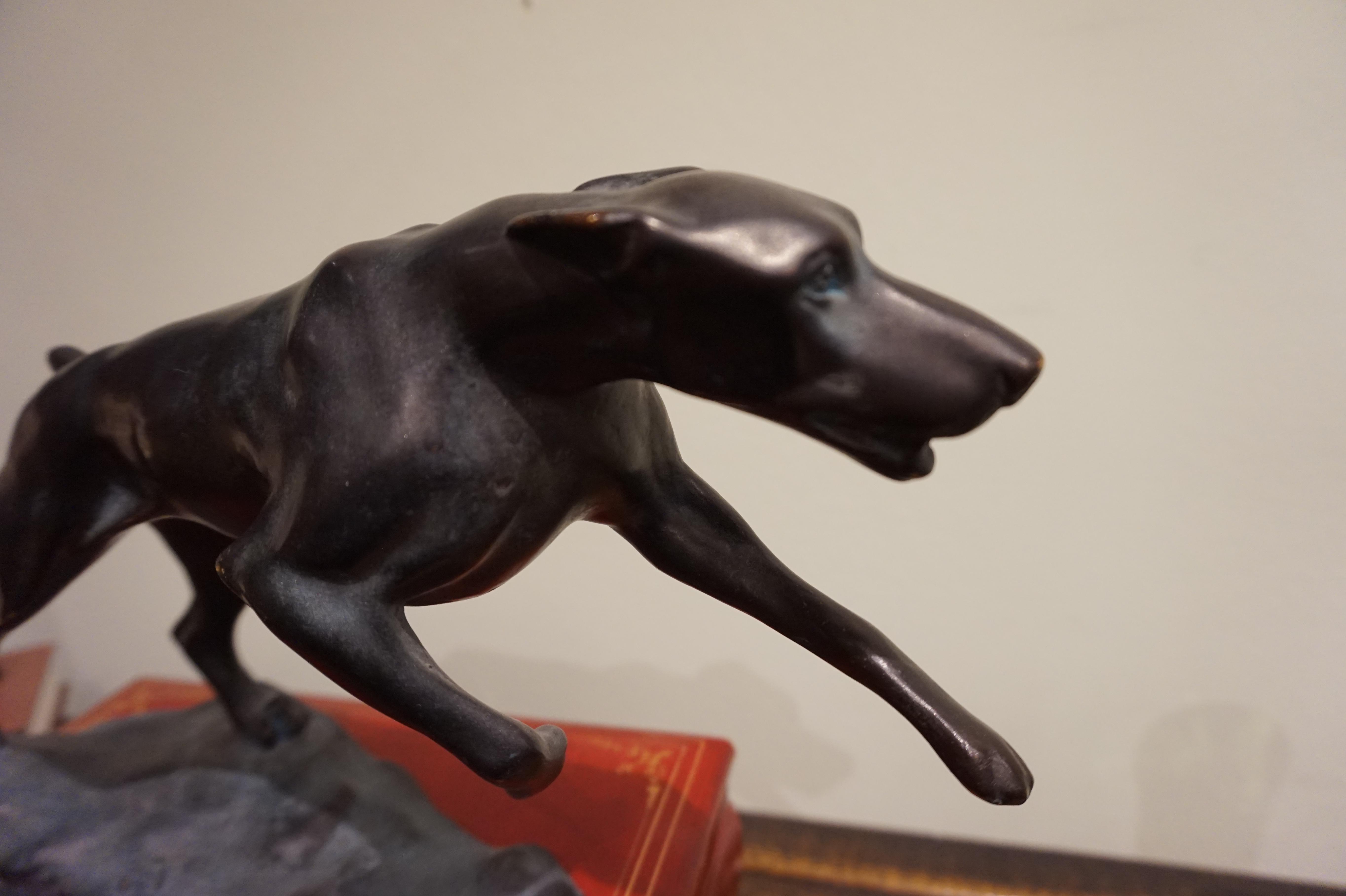 Bronze-Art-Déco-Lederhound auf Ständer im Angebot 1