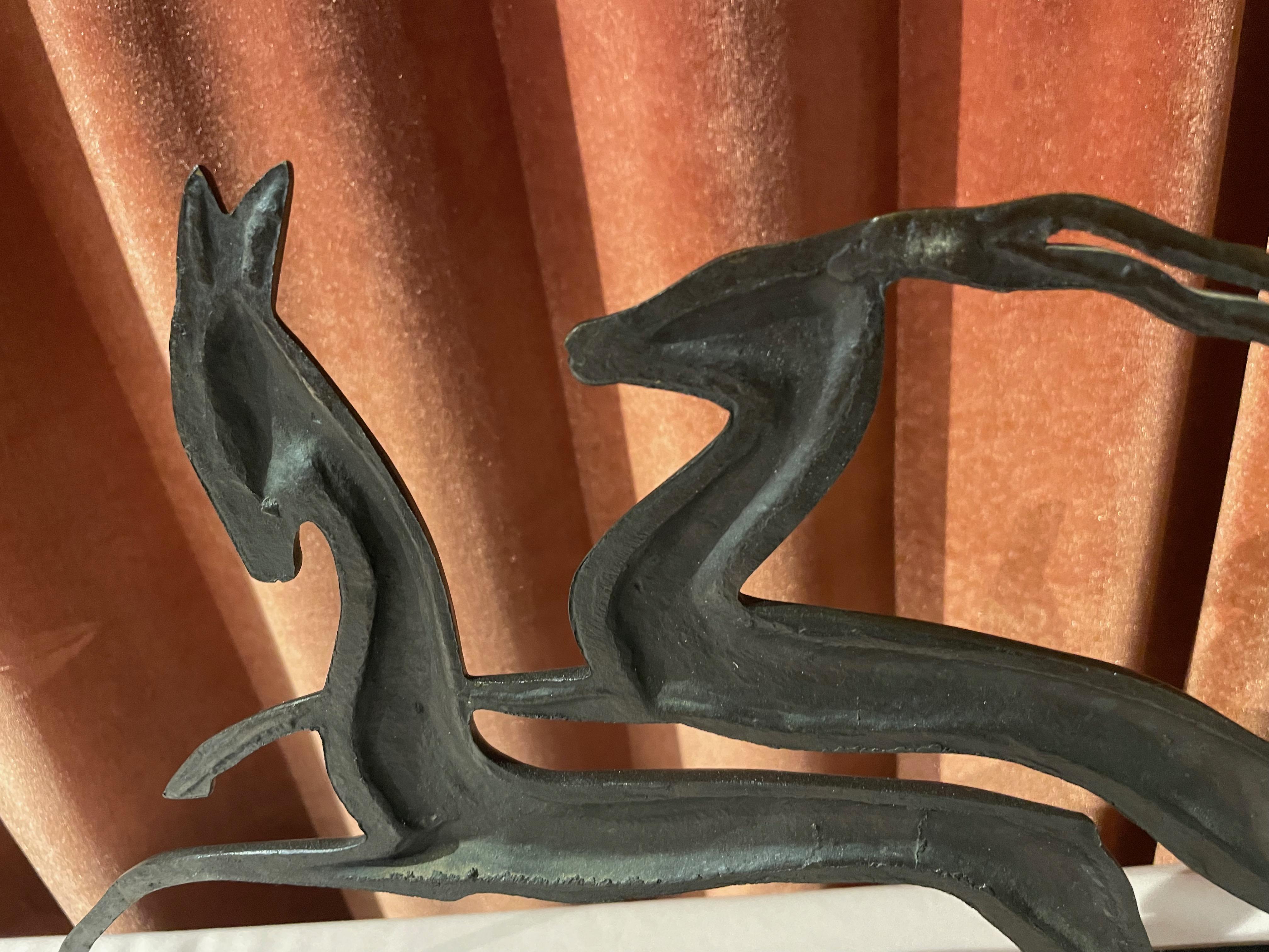 Paire de Gazelle Art Déco en bronze en cuir sur socle en marbre Bon état - En vente à Oakland, CA