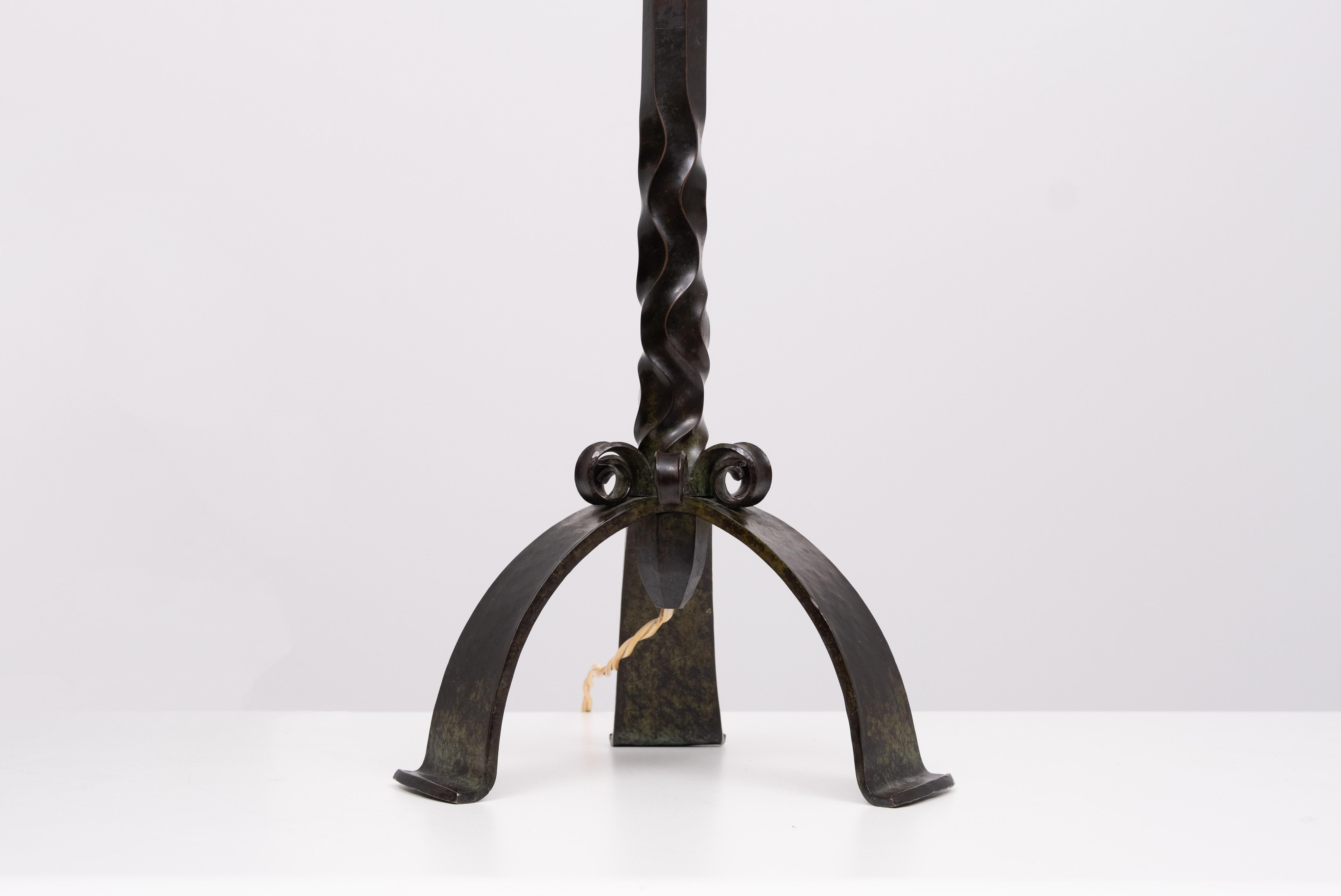 Religiöser Art Deco Lampenständer aus Bronze  unterzeichnet  Brom   (Art déco) im Angebot
