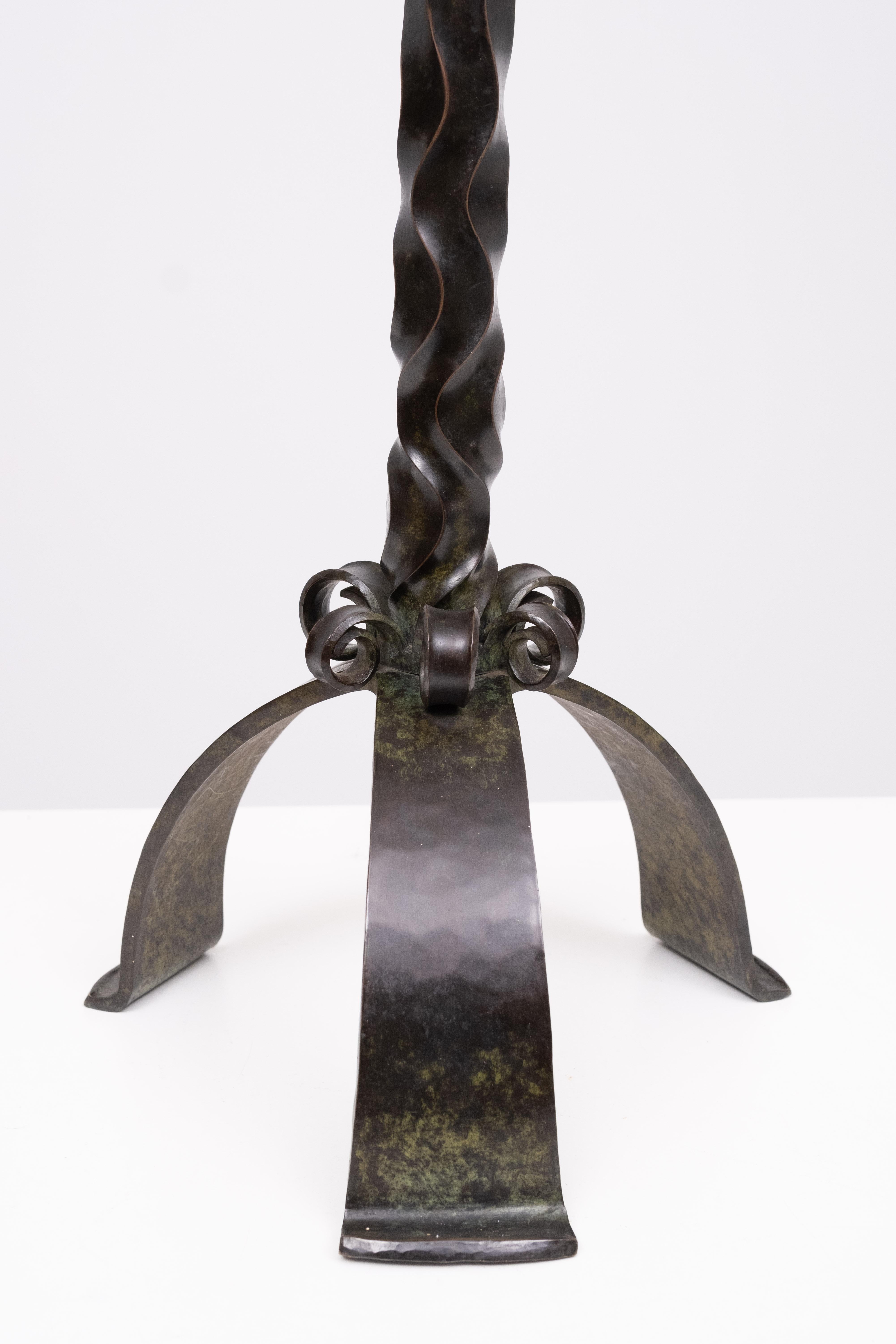 Religiöser Art Deco Lampenständer aus Bronze  unterzeichnet  Brom   (Handgefertigt) im Angebot