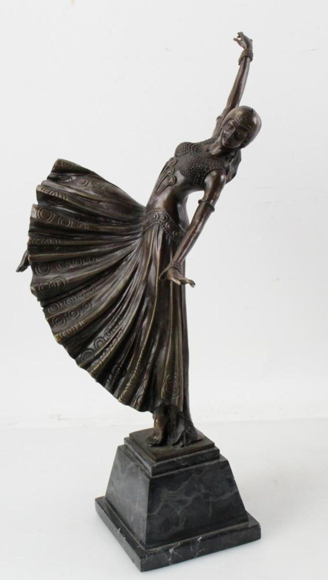 Cette magnifique sculpture Art déco d'une danseuse, réalisée en France pendant la période vibrante de l'Art déco des années 1920, capture une danseuse orientale dans un moment de mouvement fluide et hypnotique. Inspirée par le légendaire artiste