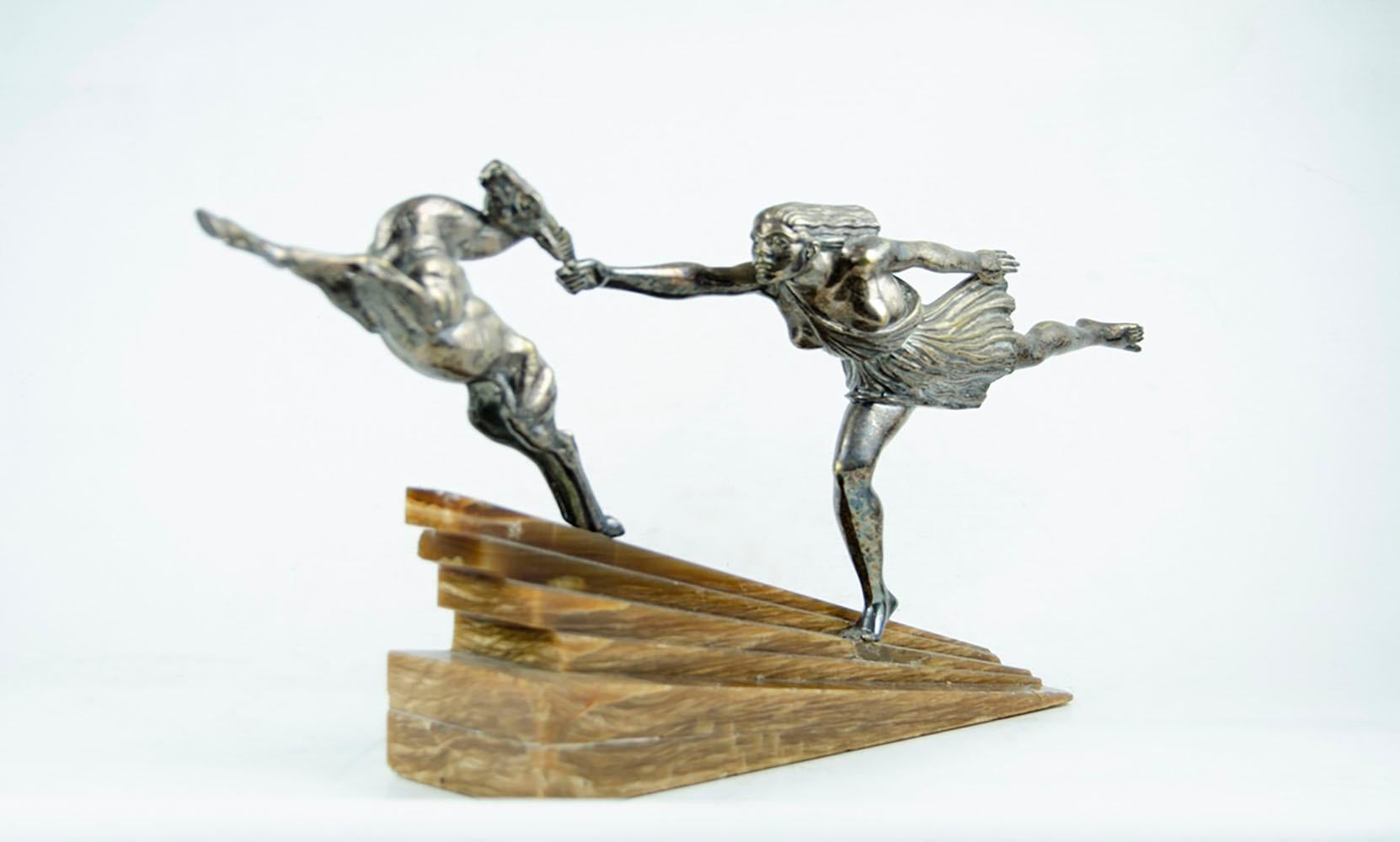 Versilbertes Bronze Art Deco Statuenpaar mit einer Frau, die das Geweih eines Hirsches ergreift, eine seltene Version von 