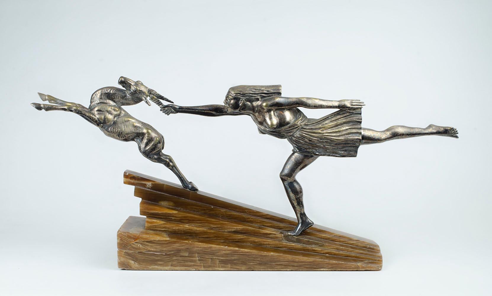 Bronze Art Deco, Statue von Aurore Onu „Chasing the Hind“ aus Bronze (Versilbert) im Angebot