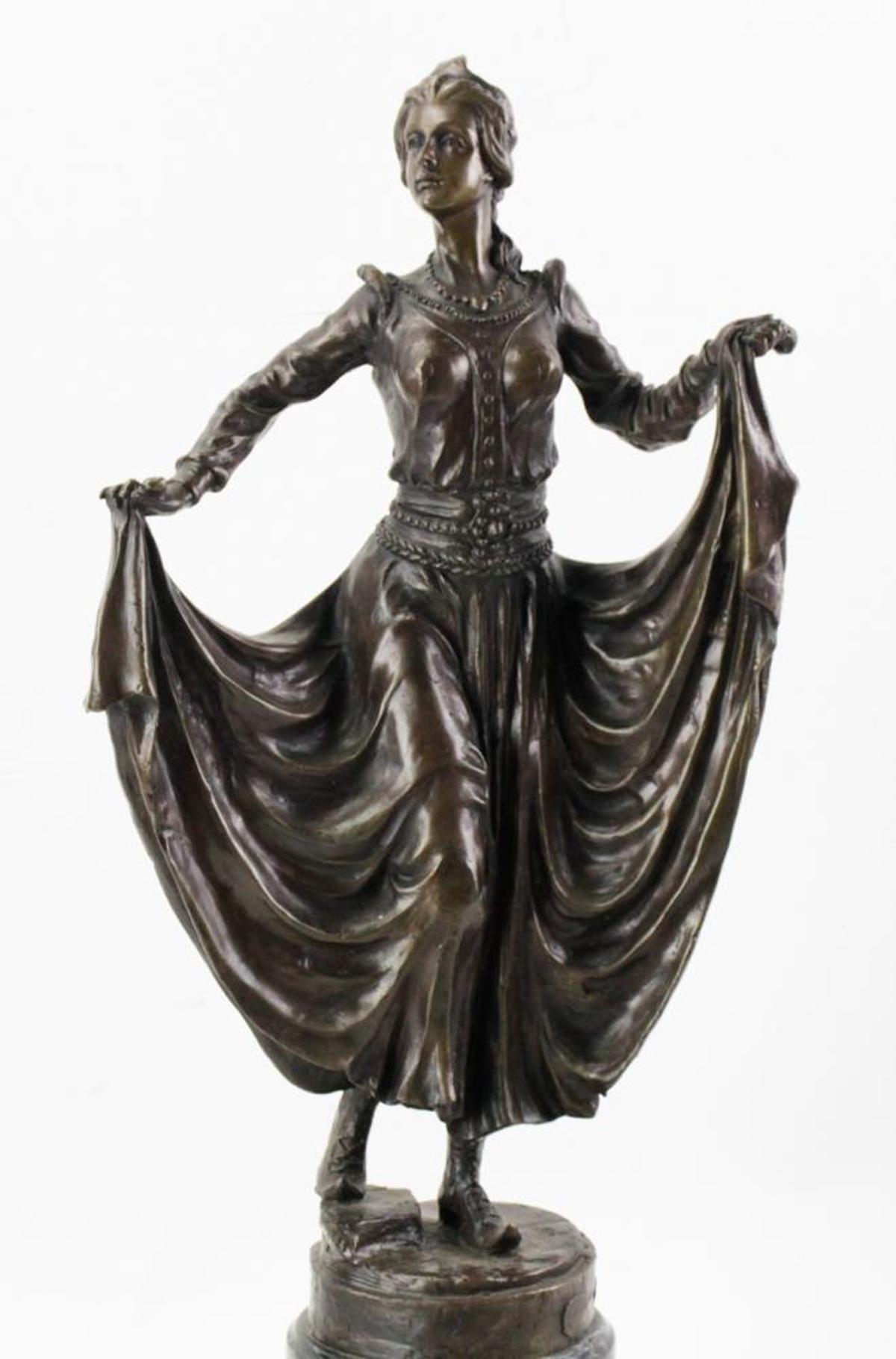 Anmutige Art-Déco-Skulptur, die eine Tänzerin auf einem schwarzen Marmorsockel darstellt. Die aus hochwertiger Bronze gefertigte Statue zeigt die Frauen in langen Röcken und traditionellen Schuhen. Hergestellt in Frankreich in den 1920er