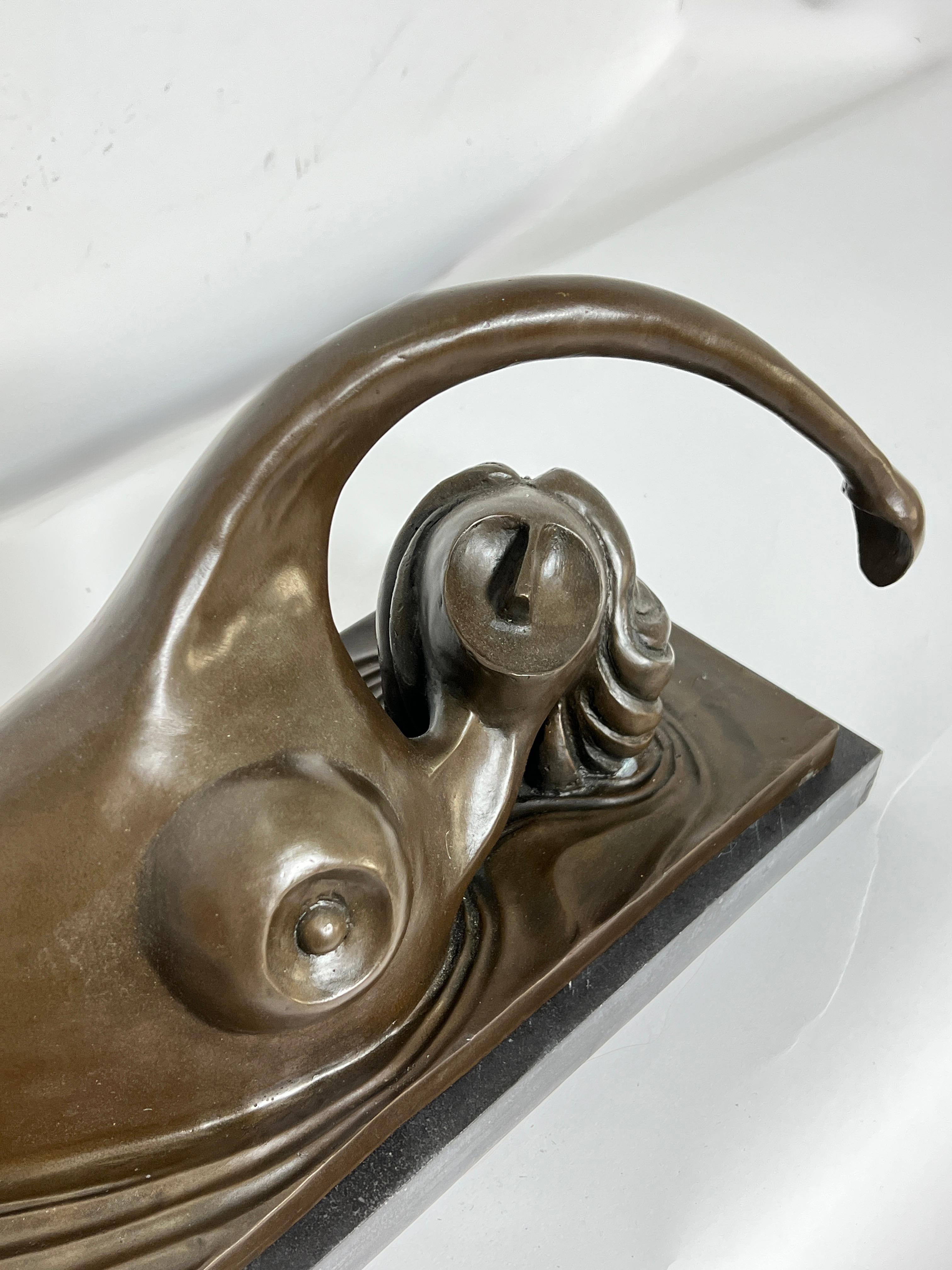 Scultura in bronzo di un nuotatore nudo in movimento, montata su una base di granito, di Wayne Current, da un'edizione limitata di 30 esemplari, circa alla fine del XX secolo.