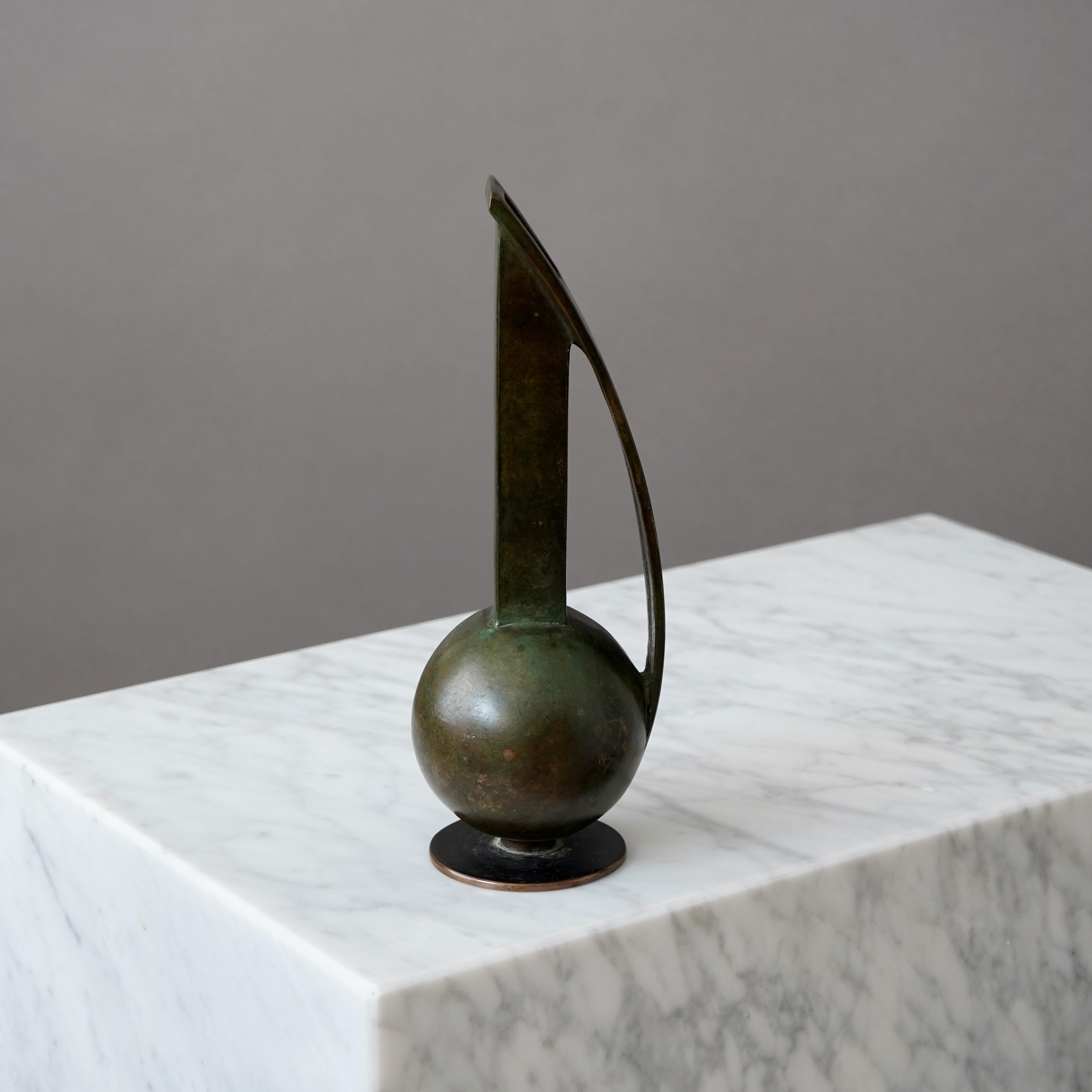 Un magnifique vase art déco en bronze avec une patine étonnante. 
Fabriqué par Bowie brons en Suède, années 1930.  

Très bon état, avec quelques légères rayures.
Estampillé 