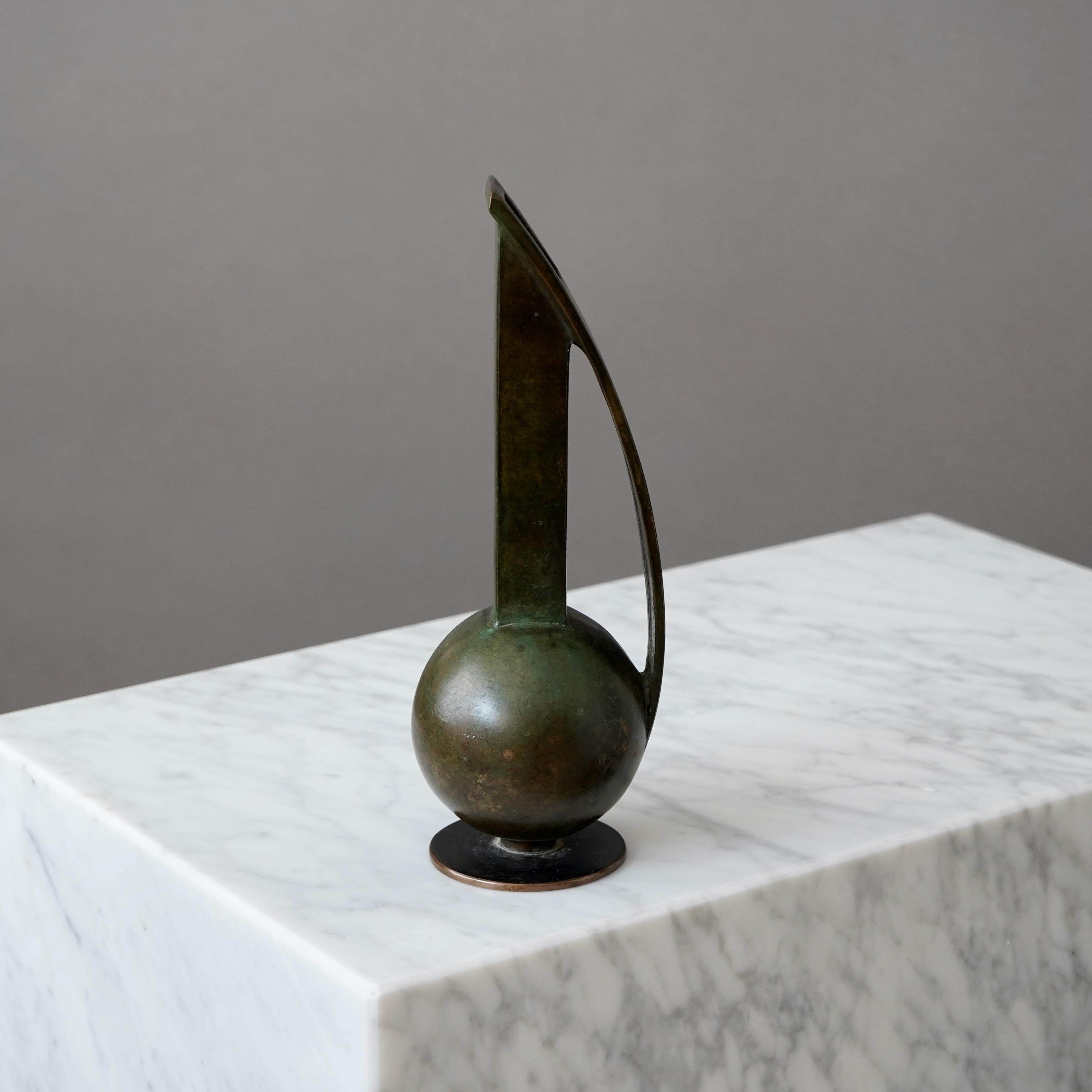 Un bellissimo vaso in bronzo art déco con un'incredibile patina. 
Realizzato da Bowie brons in Svezia, negli anni '30.  

Ottime condizioni, con qualche leggero graffio.
Timbro 