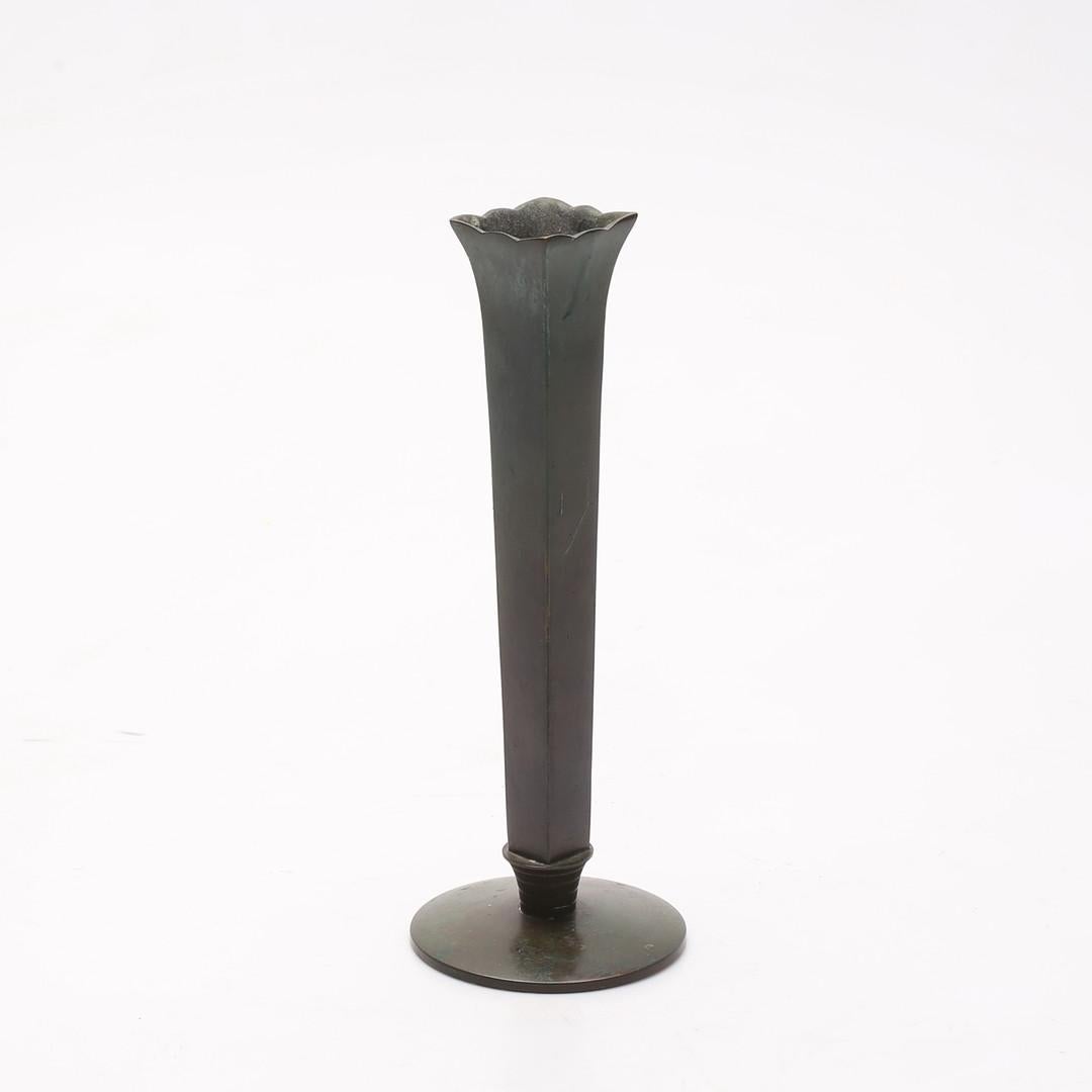 Un raffinato ed elegante vaso in bronzo realizzato da GAB (Guldsmedsaktiebolaget), Svezia, circa 1930. Questo vaso alto e scanalato mostra le linee pulite e l'eleganza geometrica caratteristiche del periodo Art Déco. La superficie in bronzo patinato