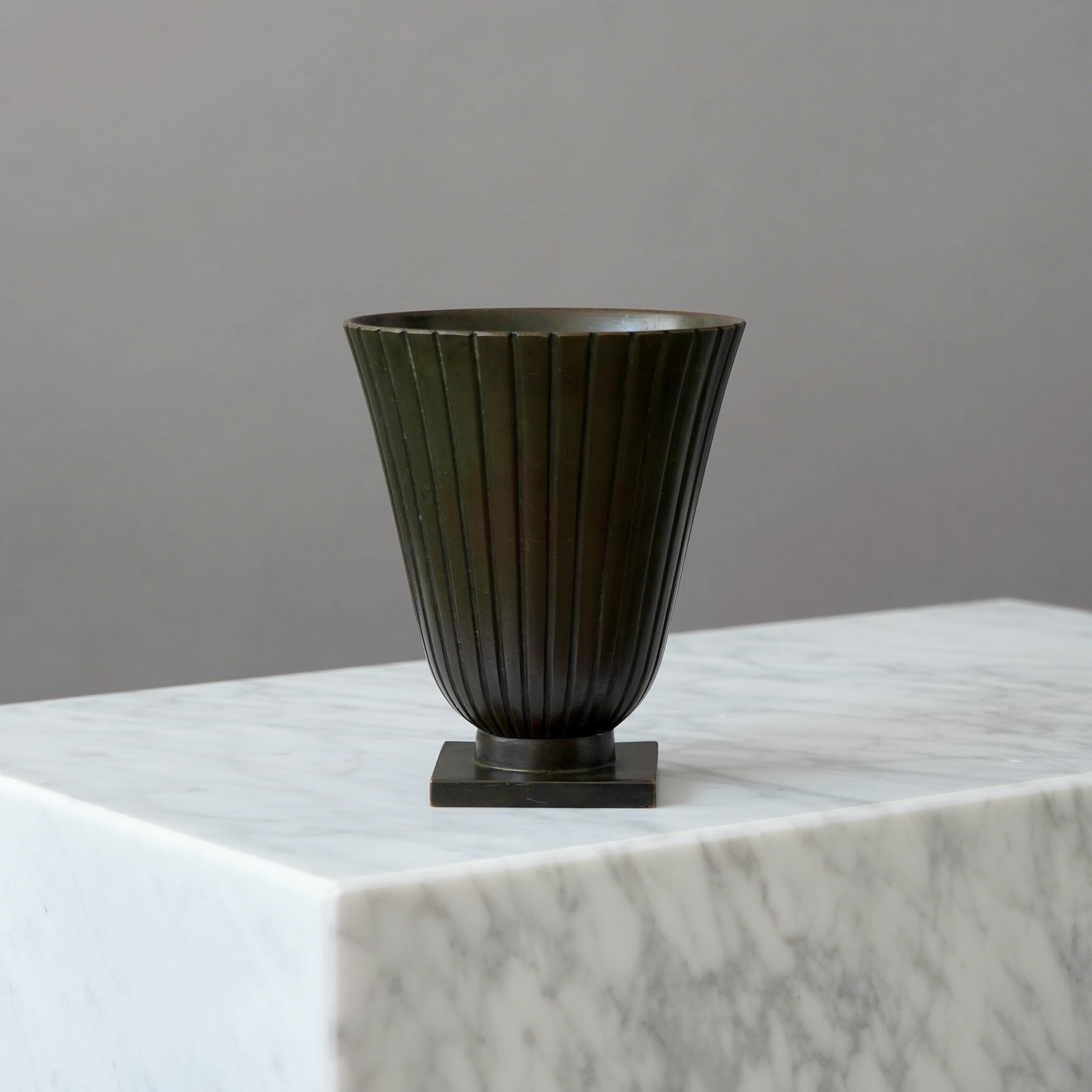 Un magnifique vase en bronze avec une patine étonnante. 
Fabriqué par GAB Guldsmedsaktiebolaget, Suède, années 1930.  

Très bon état, avec quelques légères rayures.
Estampillé 