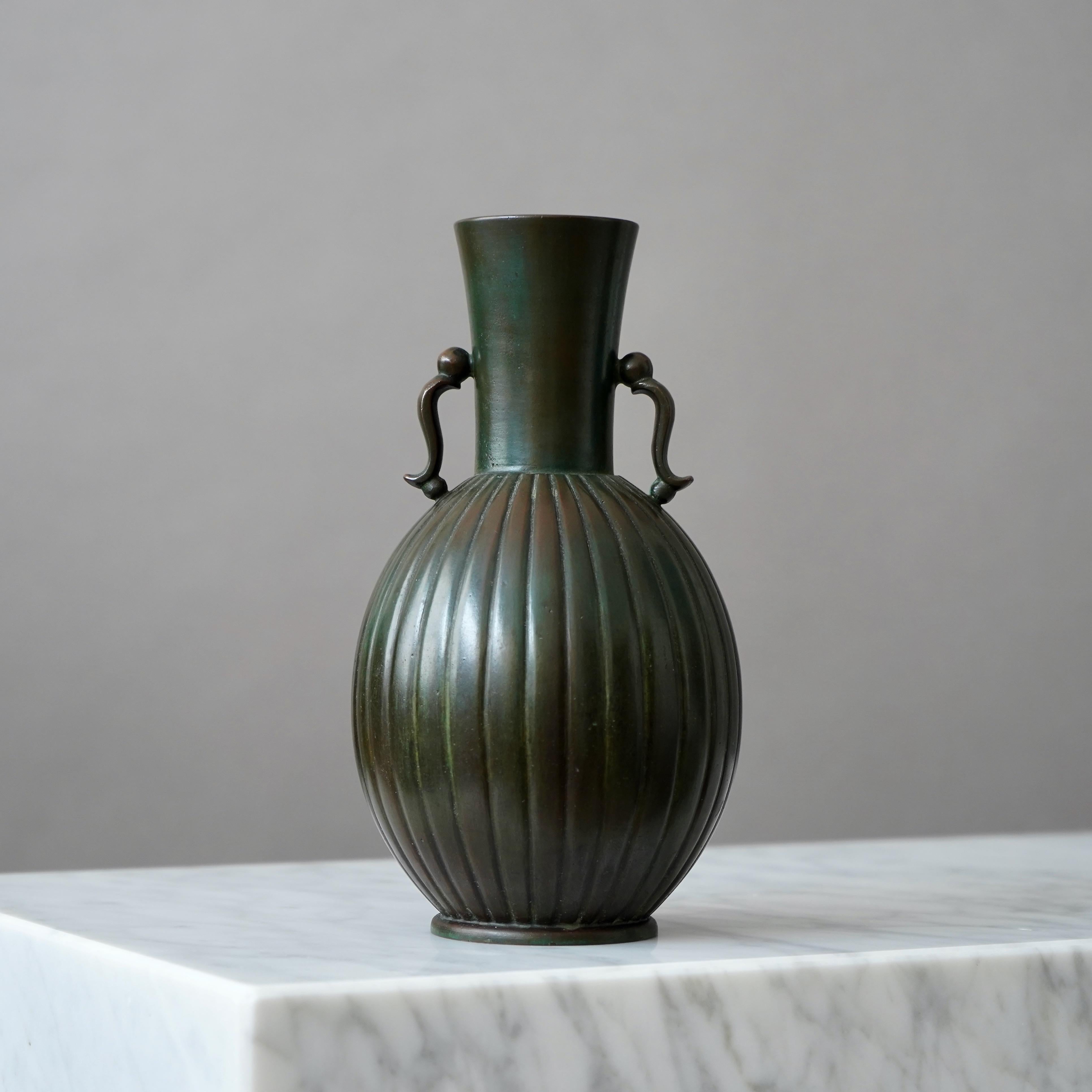 Un magnifique vase en bronze avec une patine étonnante. 
Fabriqué par GAB Guldsmedsaktiebolaget, Suède, années 1930.  

Excellent état.
Estampillé 