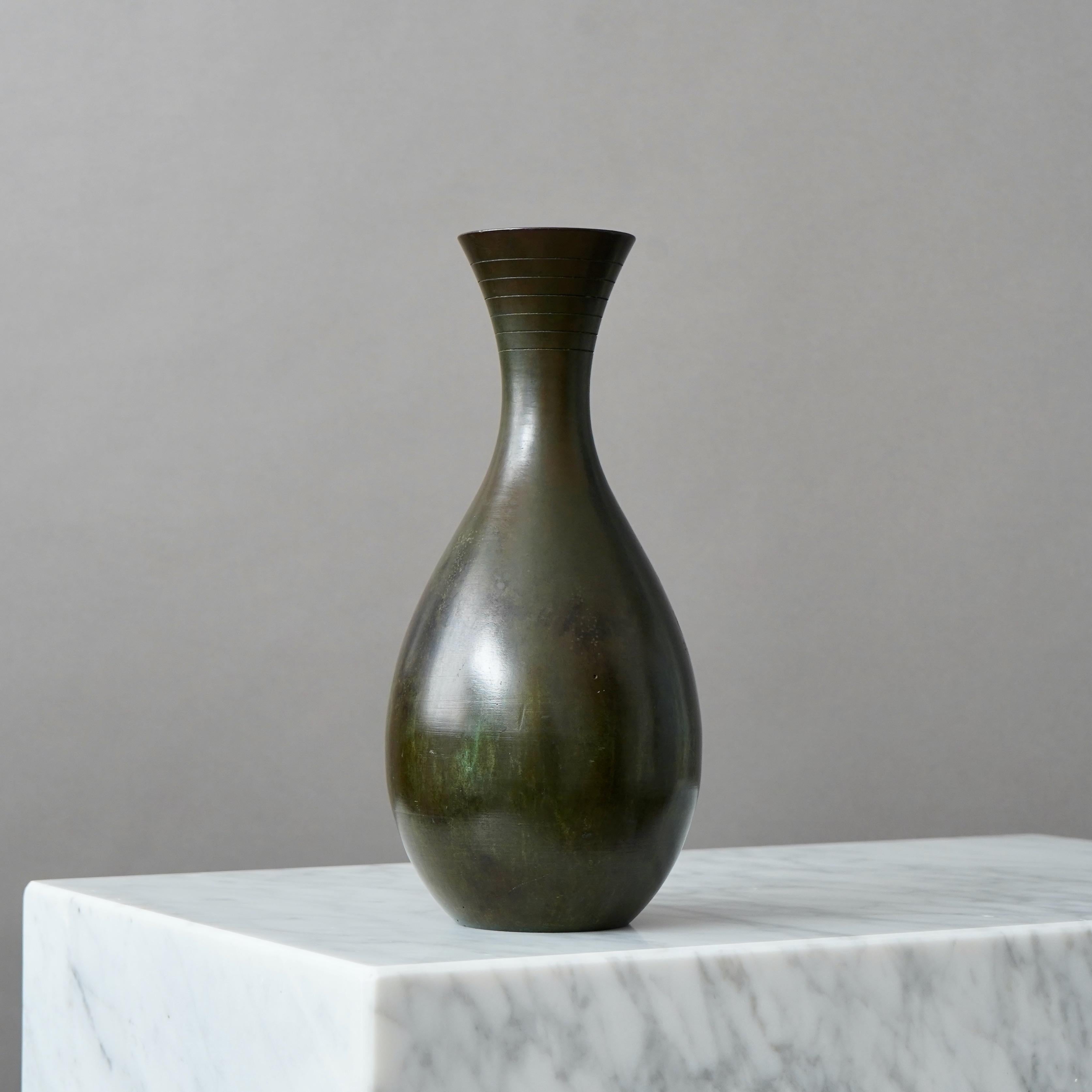 Un bellissimo vaso di bronzo con un'incredibile patina. 
Realizzata da GAB Guldsmedsaktiebolaget, Svezia, anni '30.  

Buone condizioni, con qualche leggero graffio. Nota bene: presenta un'iscrizione (nella foto).
Timbro 