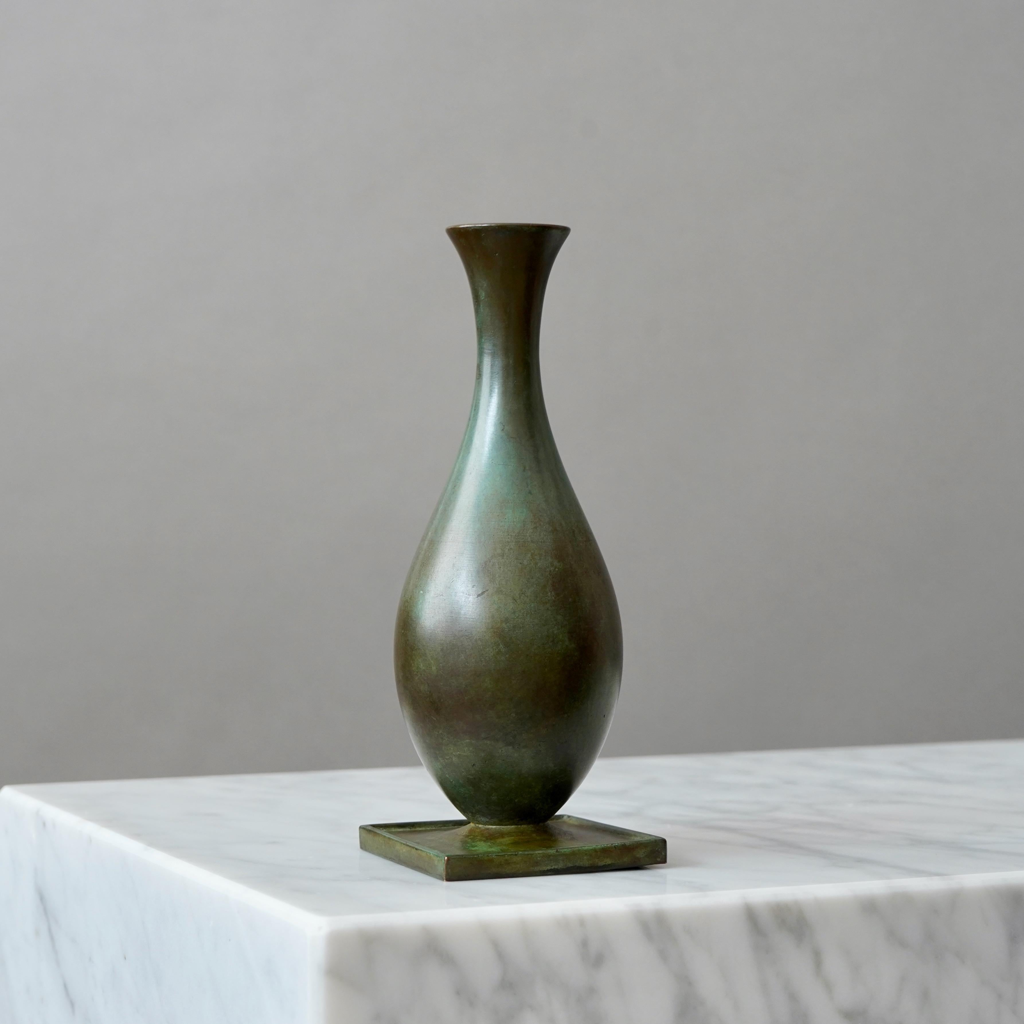 Un bellissimo vaso di bronzo con un'incredibile patina. 
Realizzata da GAB Guldsmedsaktiebolaget, Svezia, anni '30.  

Ottime condizioni, con solo qualche leggero graffio.
Timbro 