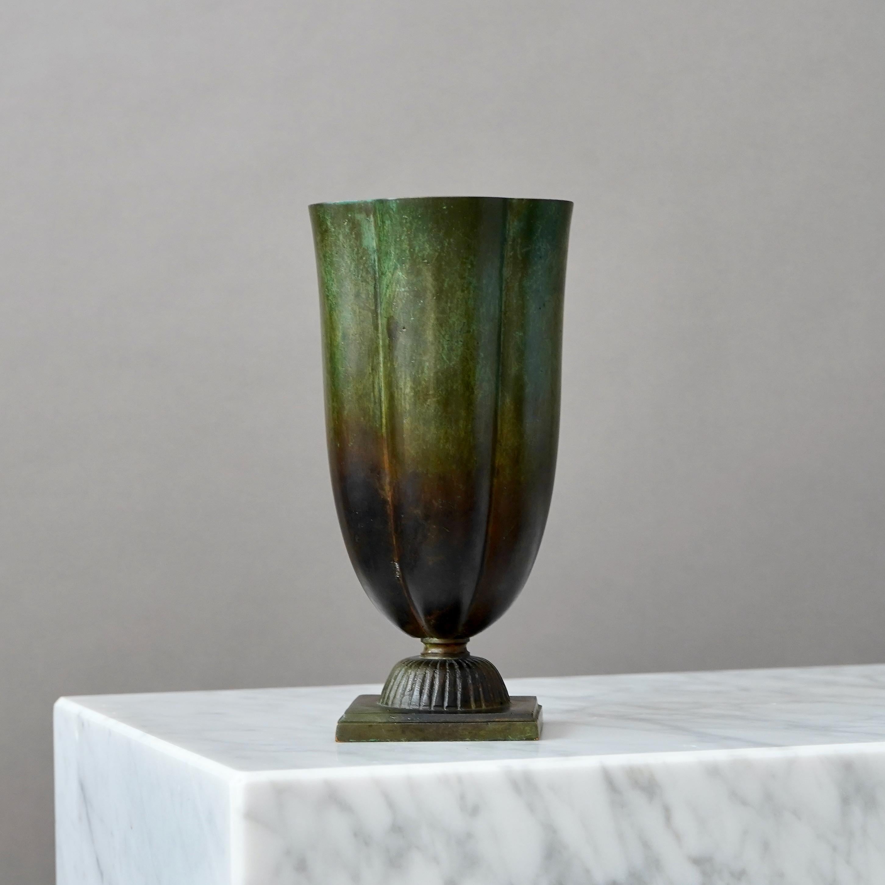 Un bellissimo vaso di bronzo con un'incredibile patina. 
Realizzata da GAB Guldsmedsaktiebolaget, Svezia, anni '30.  

In buone condizioni, con alcuni leggeri graffi. Leggermente storto.
Timbro 