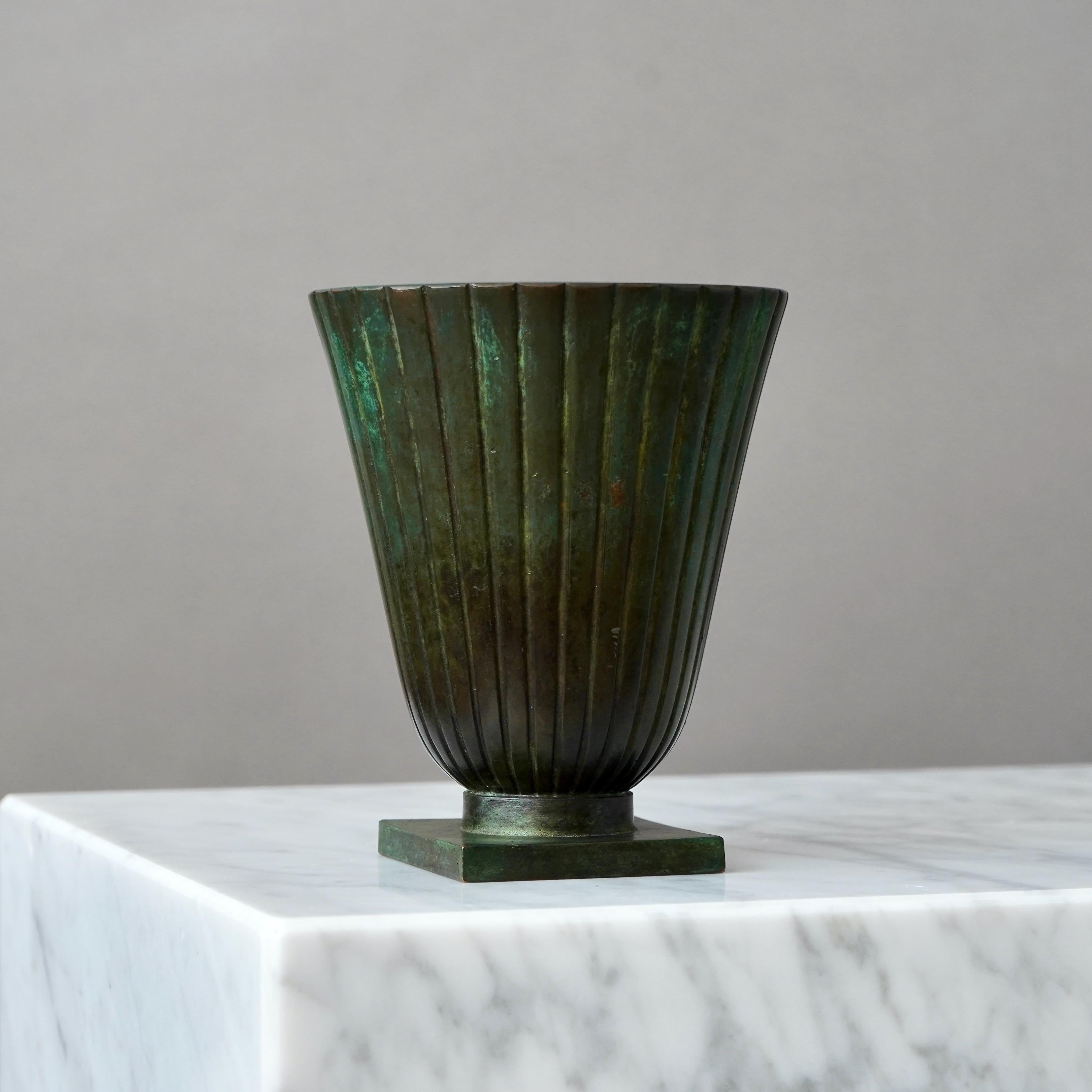 Un bellissimo vaso di bronzo con un'incredibile patina. 
Realizzata da GAB Guldsmedsaktiebolaget, Svezia, anni '30.  

In buone condizioni, con alcuni leggeri graffi. Un'iscrizione alla base.
Timbro 
