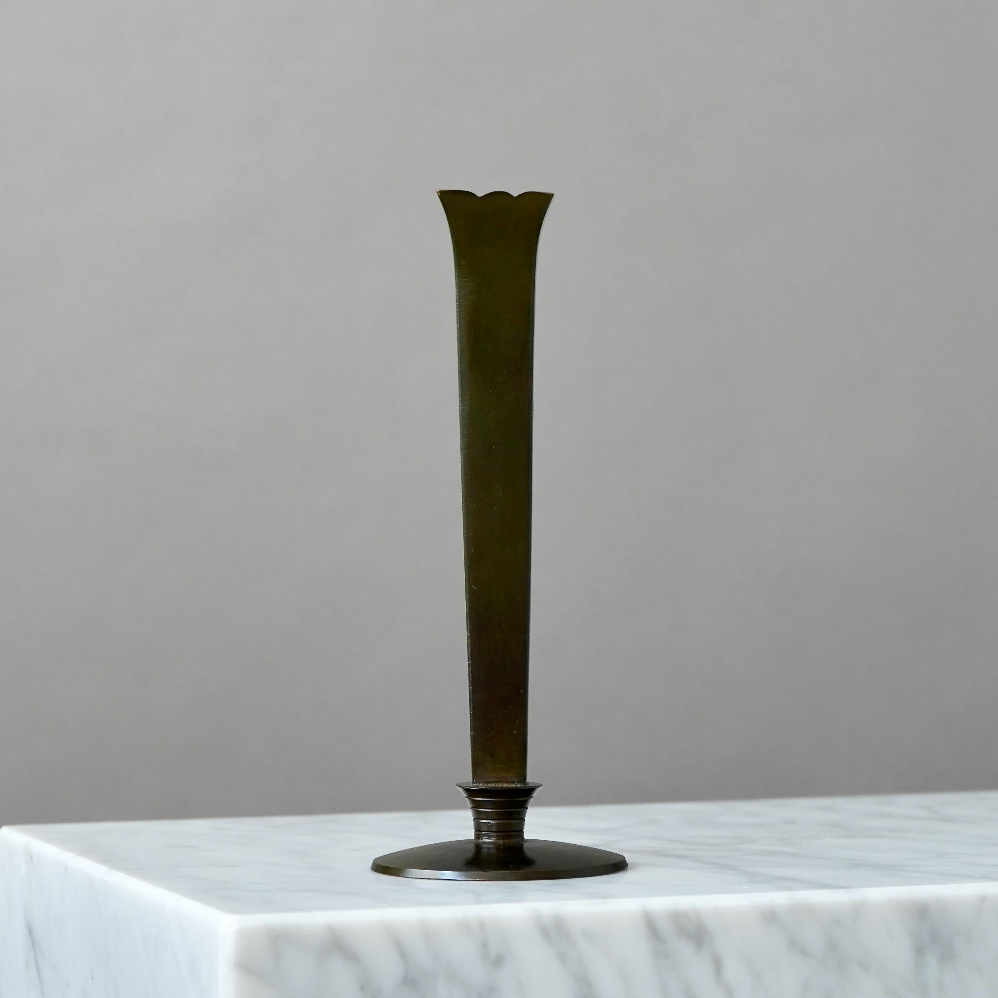 Un magnifique vase en bronze avec une patine étonnante. 
Fabriqué par GAB Guldsmedsaktiebolaget, Suède, années 1930.  

Bon état, avec seulement quelques légères rayures. Légèrement de travers avec une inscription.
Estampillé 