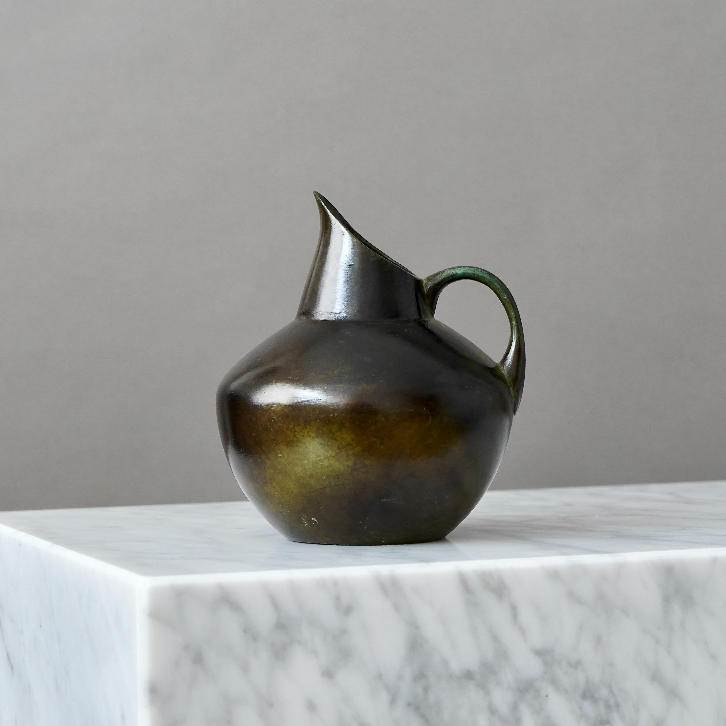 Un bellissimo vaso di bronzo con un'incredibile patina. 
Realizzata da GAB Guldsmedsaktiebolaget, Svezia, anni '30.  

Ottime condizioni, con solo qualche leggero graffio.
Timbro 