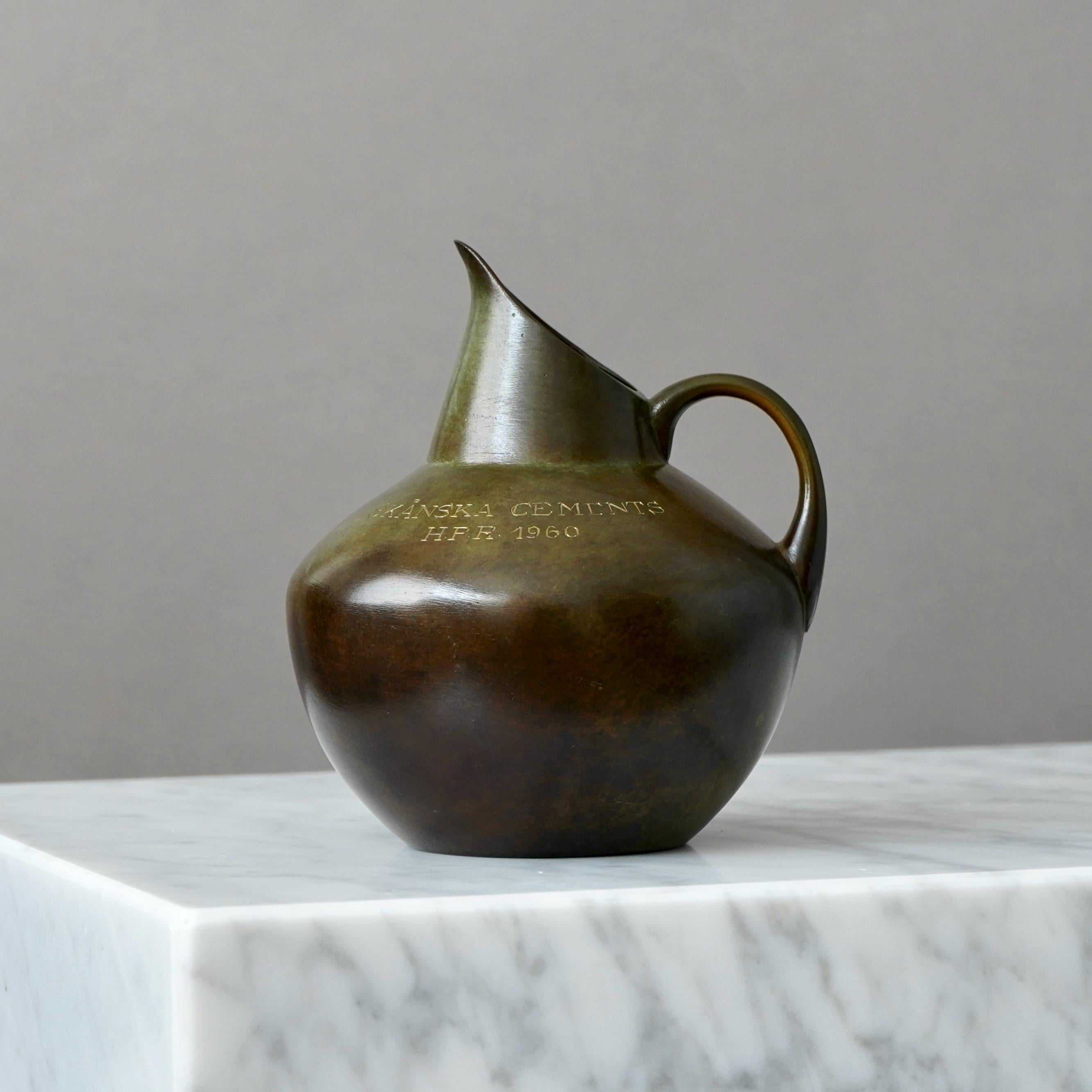 Un bellissimo vaso di bronzo con un'incredibile patina. 
Realizzata da GAB Guldsmedsaktiebolaget, Svezia, anni '30.  

Ottime condizioni, con solo qualche leggero graffio. Ha un'iscrizione.
Timbro 